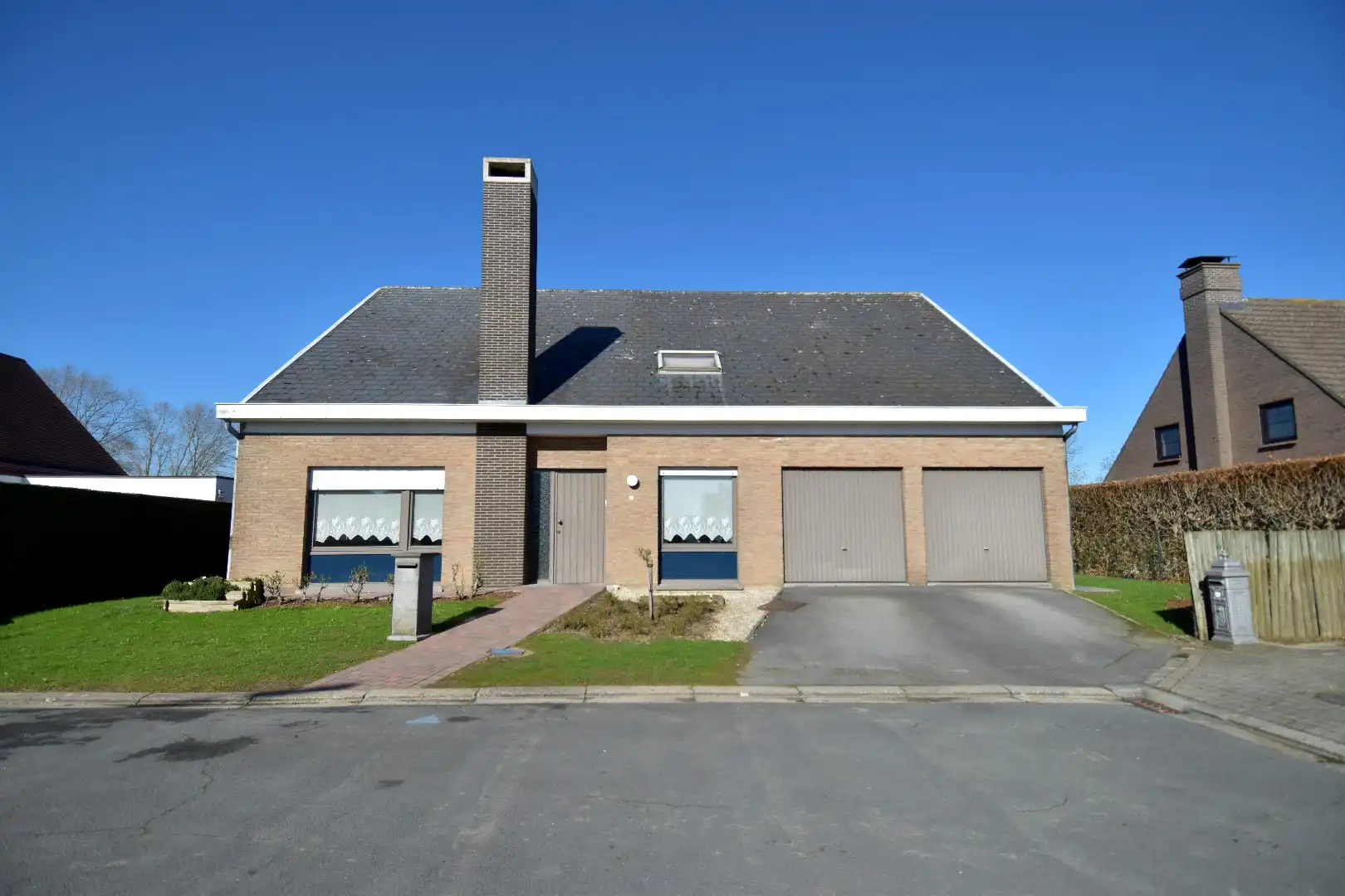 Hoofdfoto van de publicatie: Alleensteenstaande woning met dubbele garage te koop op een rustige ligging te Bissegem