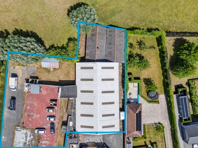 Hooglede-centrum. Prachtig gelegen projectgrond op 2de linie van +/- 2120m2. Ideaal voor de realisatie van stapelwoningen of andere vastgoedontwikkelingen. Aparte in/uitrit. foto {{pictureIndex}}