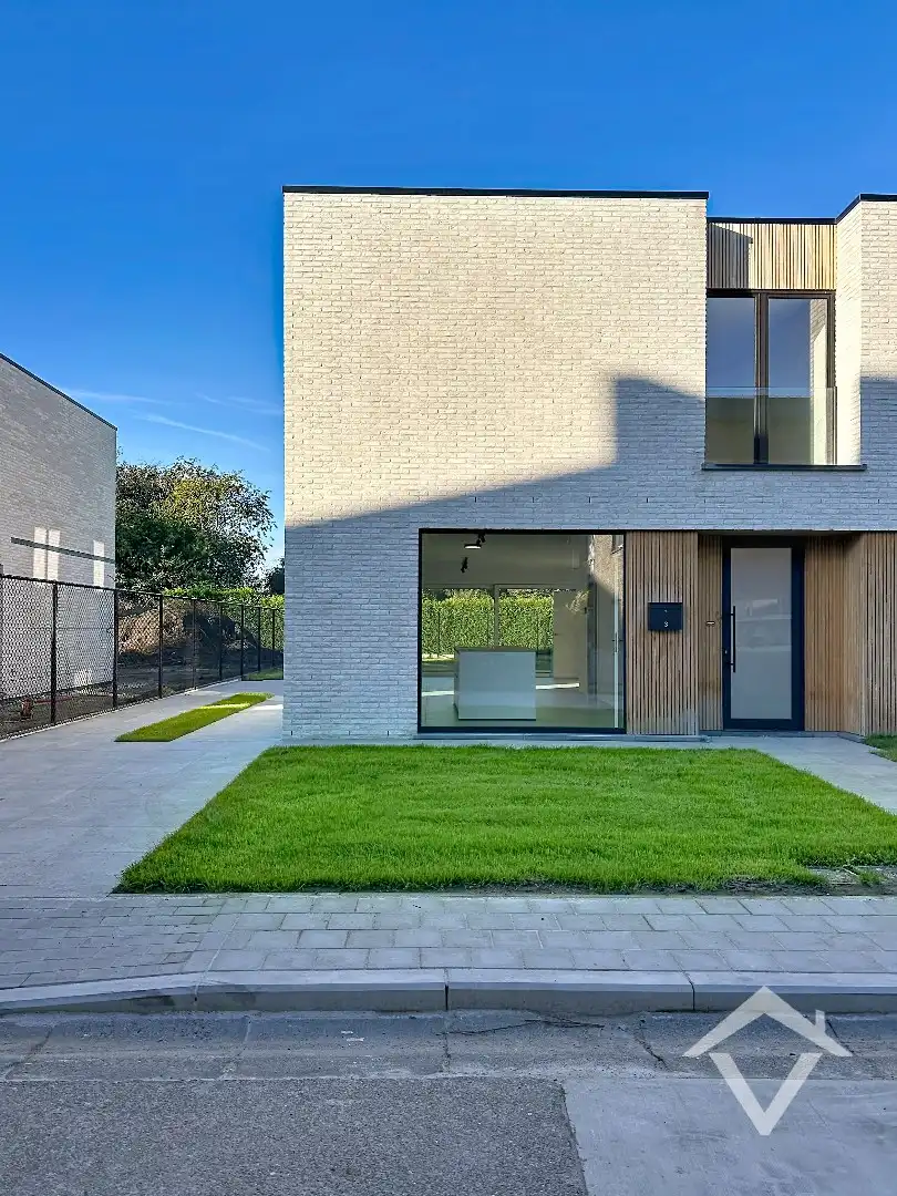 Nieuwbouwwoning met 3 slaapkamers in centrum Koekelare  foto {{pictureIndex}}