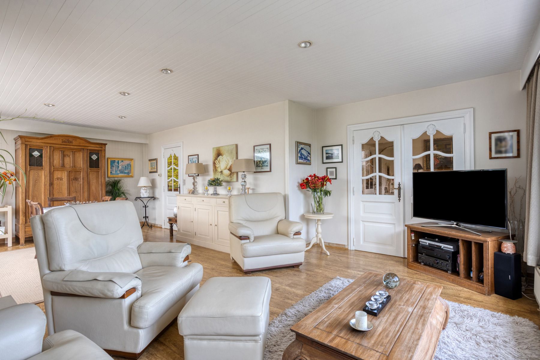 Rustig gelegen gelijkvloers-villa met 2slaapkamers en garage foto 8