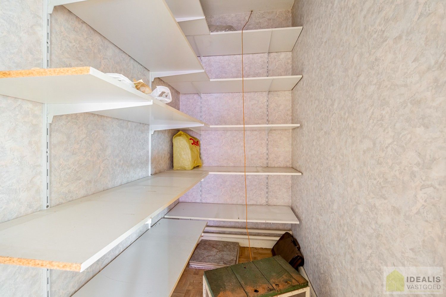 IDEALIS VASTGOED - Aangename karakterwoning op fijne locatie te Pelt. Deze woning omvat maar liefst +-143m² netto bewoonbare oppervlakte op een perceel van 4a 53ca met een ruime woonkamer, maar liefst 3 slaapkamers, badkamer, wasplaats, veranda en garage vlakbij de dorpskern van Boseind! Uiterst geschikt voor kandidaten op zoek naar een betaalbare woning op te frissen naar eigen wens. foto 26