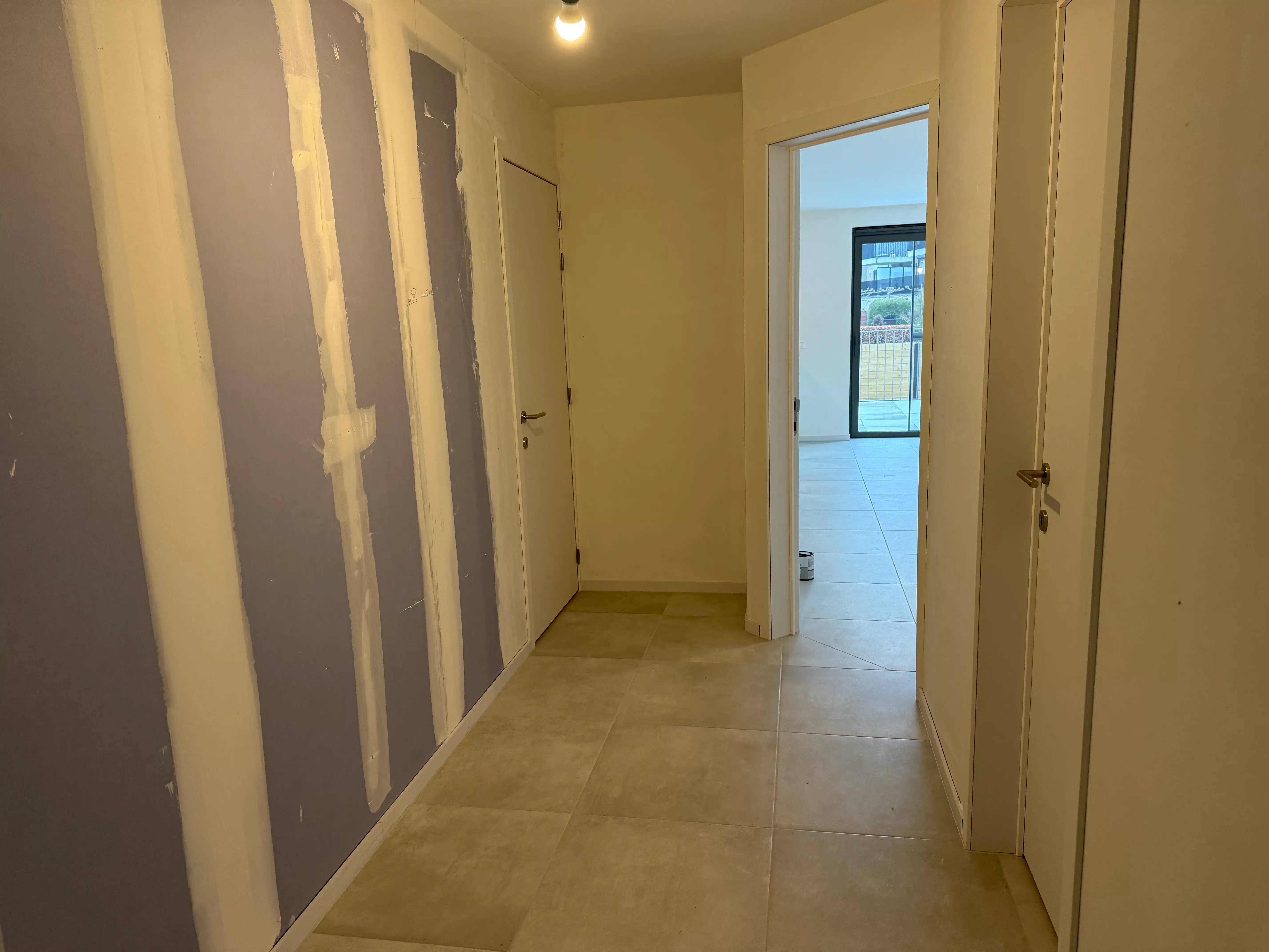 Te huur: Prachtig gelijkvloers 2-slaapkamerappartement met terras en privé-tuin foto 9