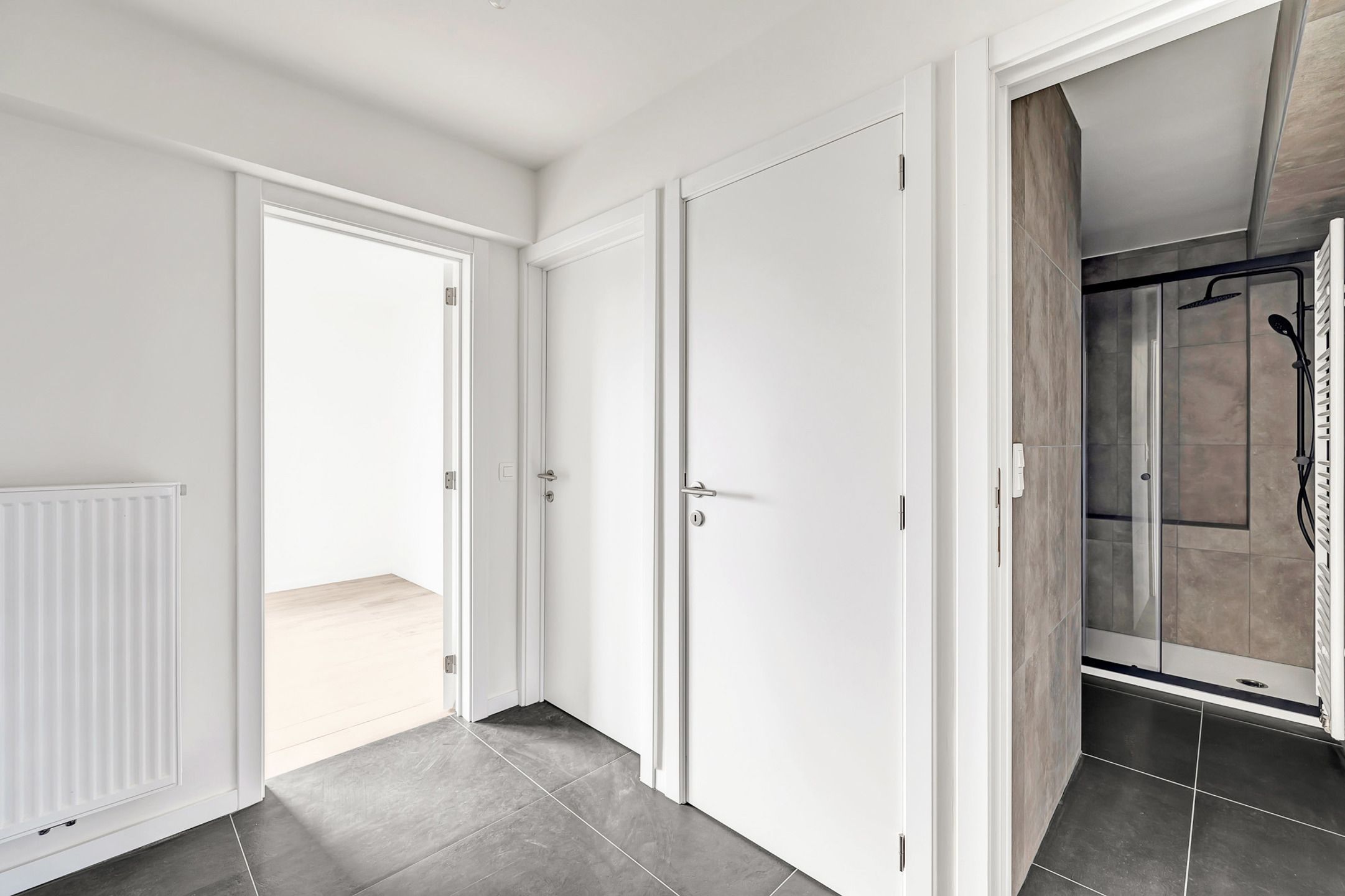 Totaal gerenoveerd appartement met 2 slpks en garage foto 13