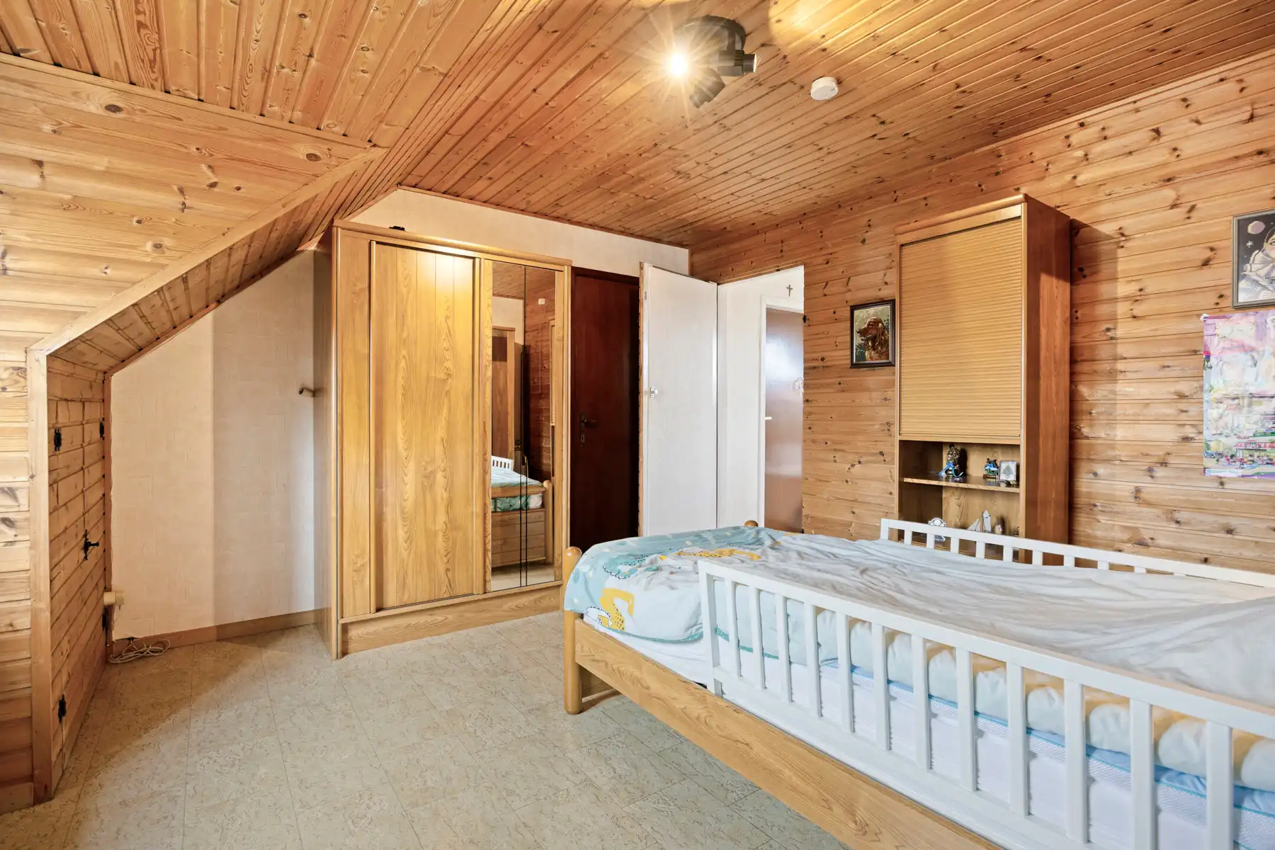 Karaktervolle woning met omheinde tuin en veel staanplaatsen foto 19