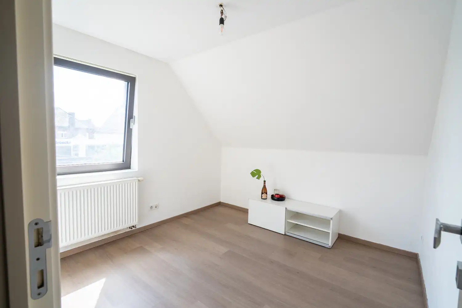Een zonovergoten woning met aangelegde tuin en vijver, met instelprijs. foto 13