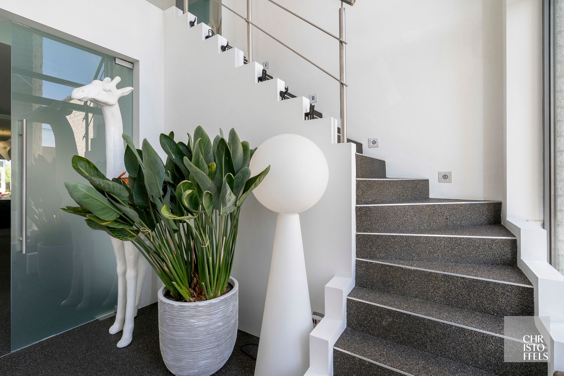 Moderne villa van 320m2 met verwarmd buitenzwembad foto 11