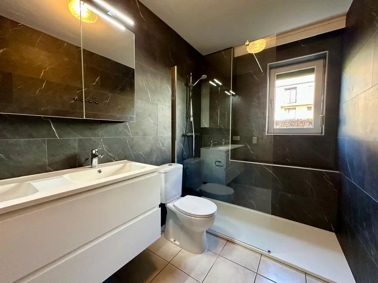 Ruim appartement in het centrum van Sint-Andries foto 9