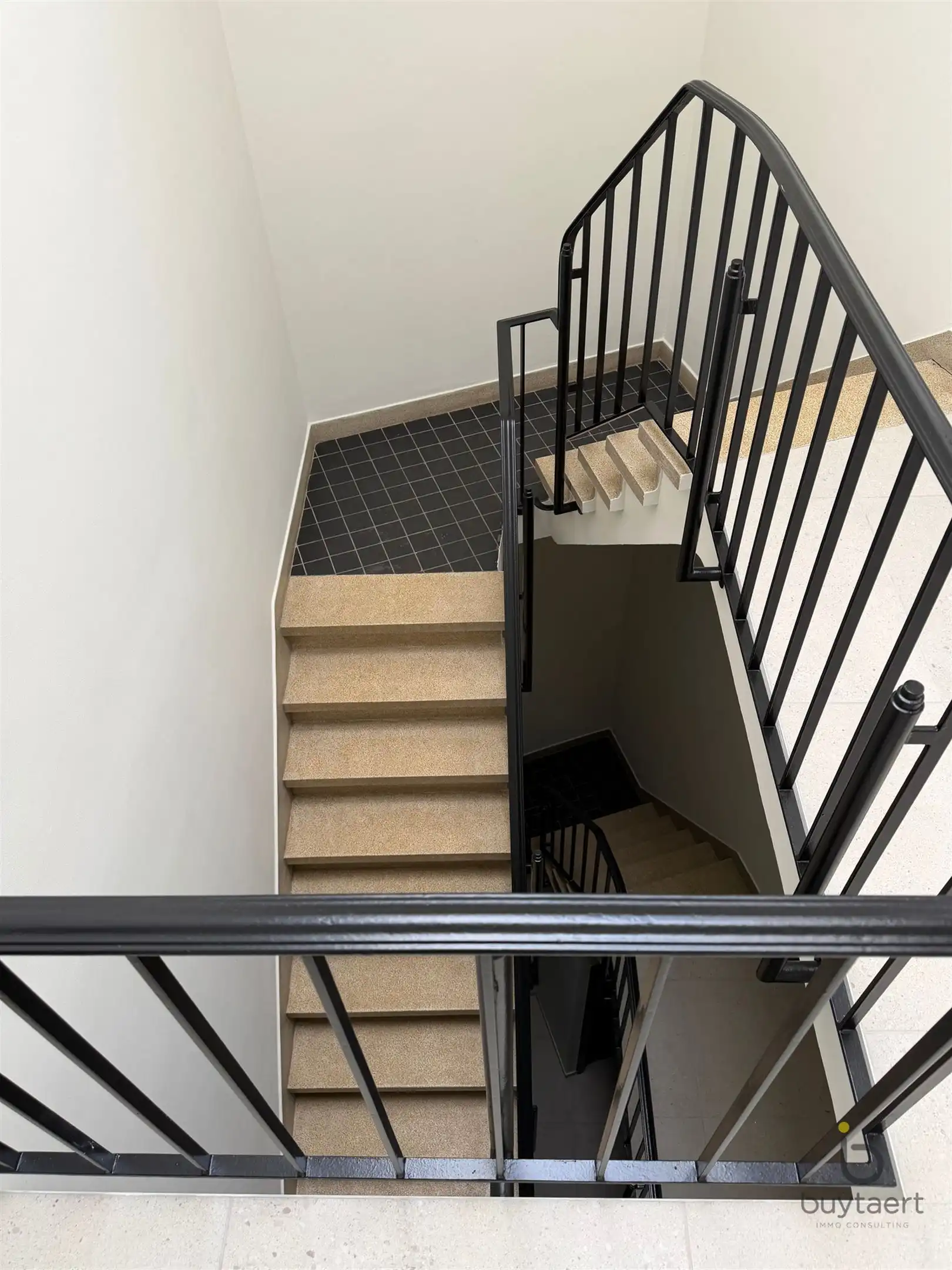 Gerenoveerd 3 slaapkamer appartement op top locatie! foto 10