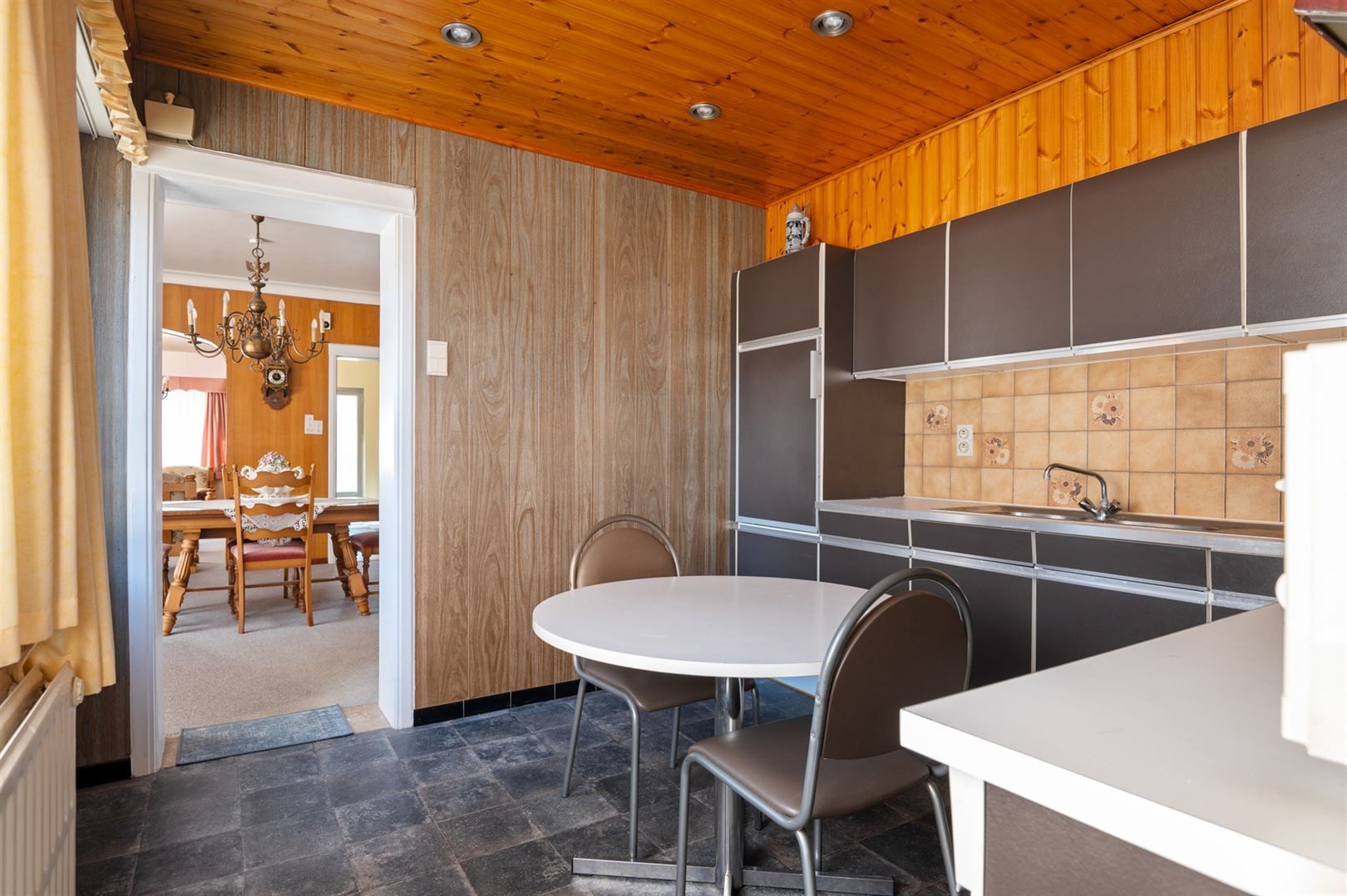 Te renoveren halfopen woning met 3 slaapkamers en garage. foto 7