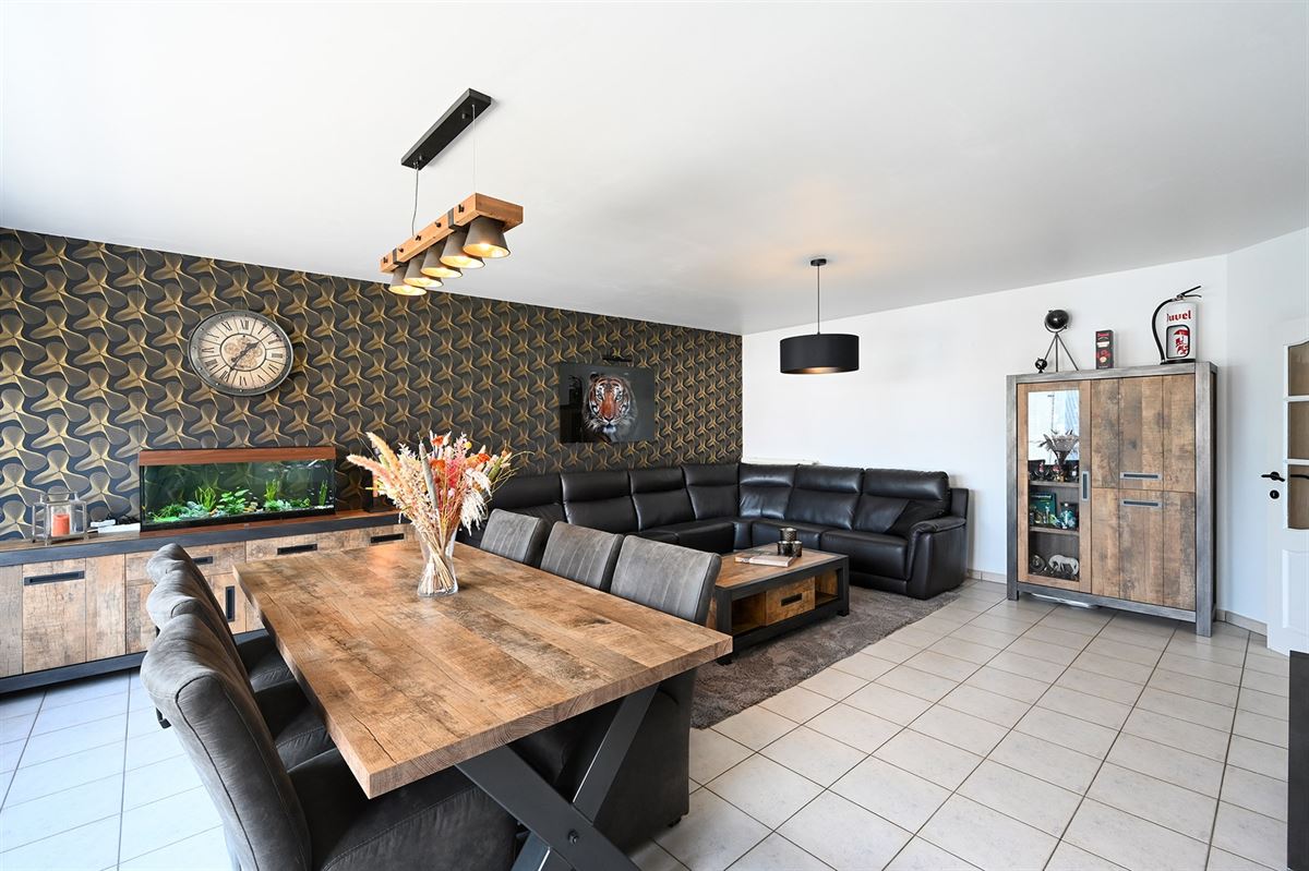 Ruim appartement met garage en kelderberging pal in centrum Hoevenen. foto {{pictureIndex}}