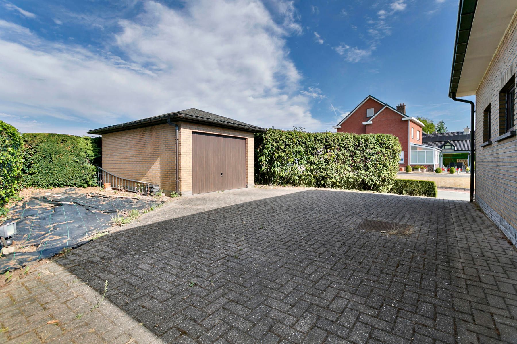 Bungalow met 2 garages, tuin en 3 slaapkamers! foto 24