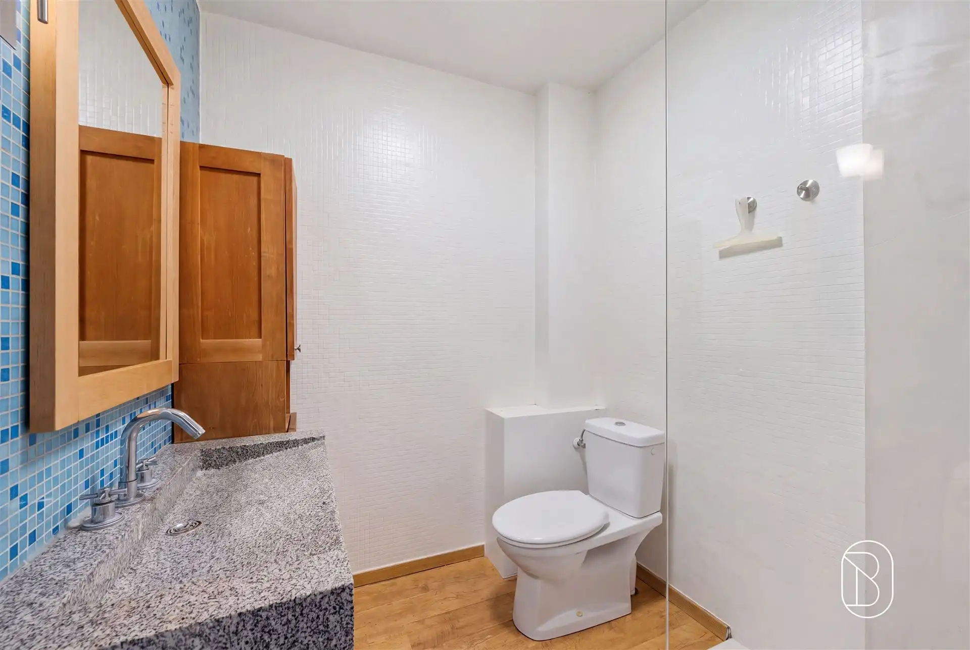Handelspand + 2 gerenoveerde appartementen hartje Kortrijk foto 10