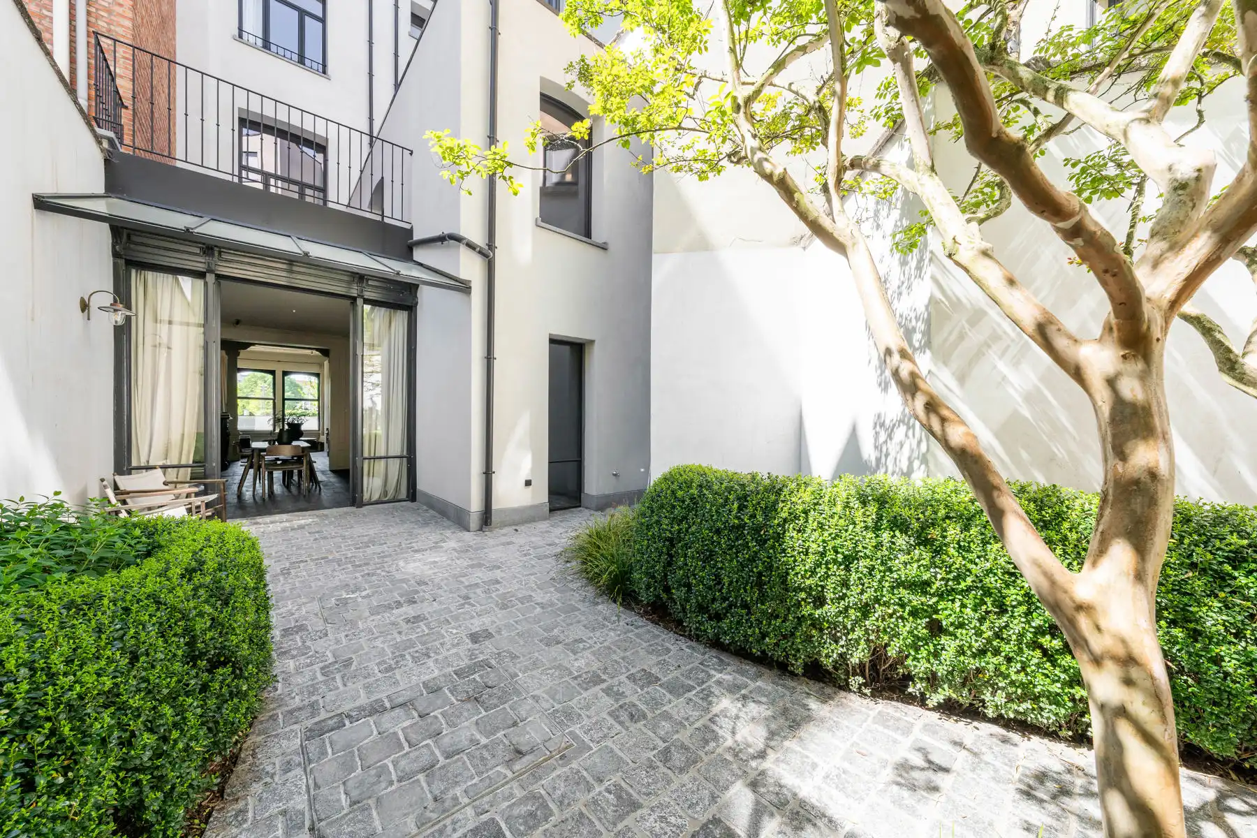 Stijlvol gerenoveerde herenwoning aan de voet van het KMSKA foto 3