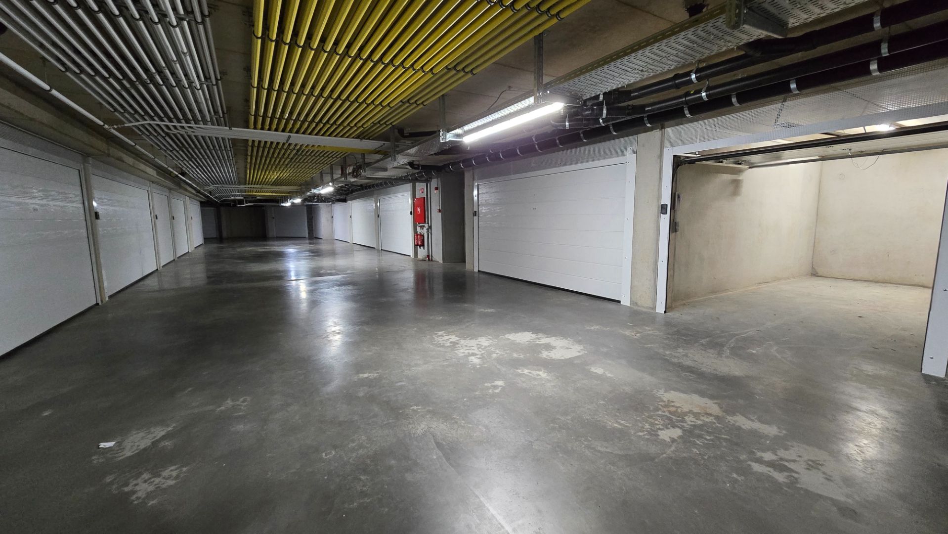 Ruime garagebox in een extra beveiligde omgeving foto 3