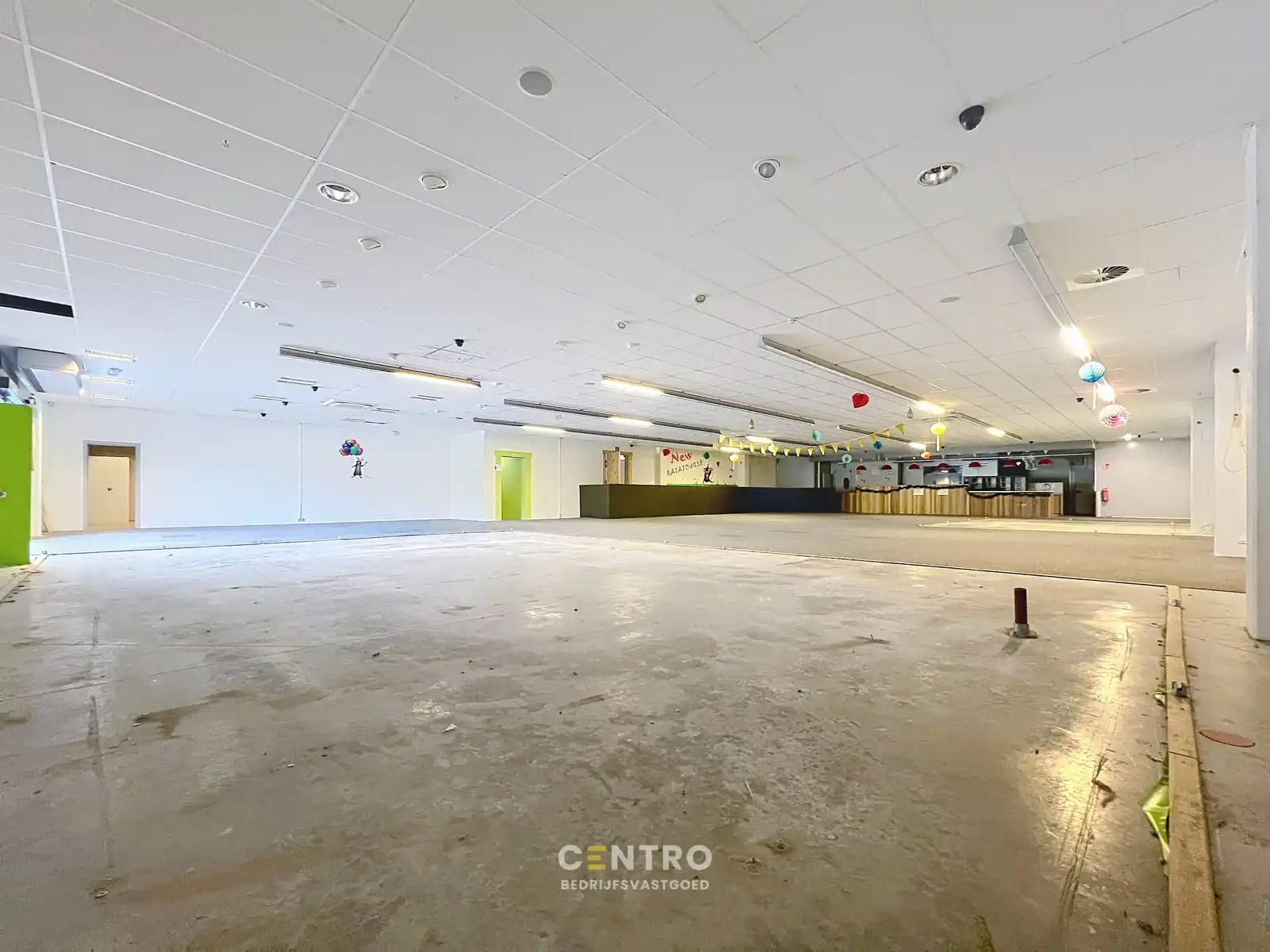 Multifunctioneel bedrijfspand (binnenrecreatie, toonzaal, winkel, opslag,...) van 782m² met 40 parkeerplaatsen op eigen terrein te Bavikhove (Harelbeke). foto 13