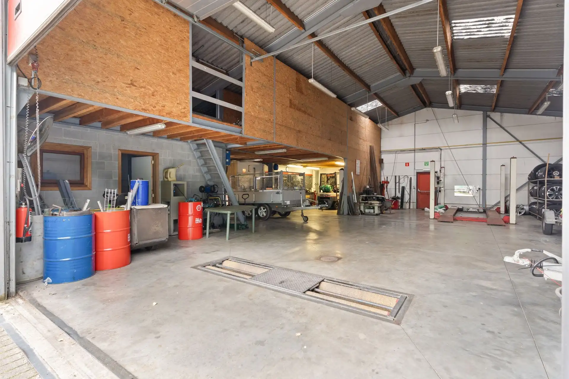 2 Vergunde magazijnen, showroom en woning op een ruim perceel foto 5
