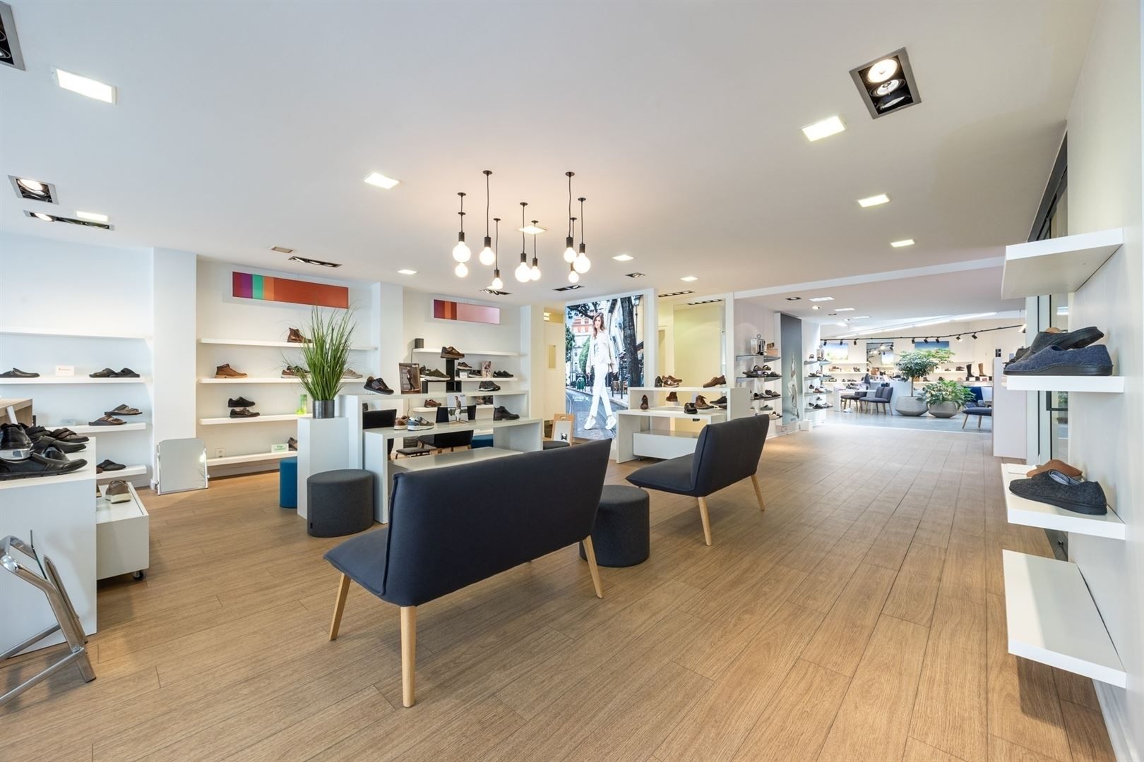 Uitstekend gelegen winkelpand met twee toegangen foto 3