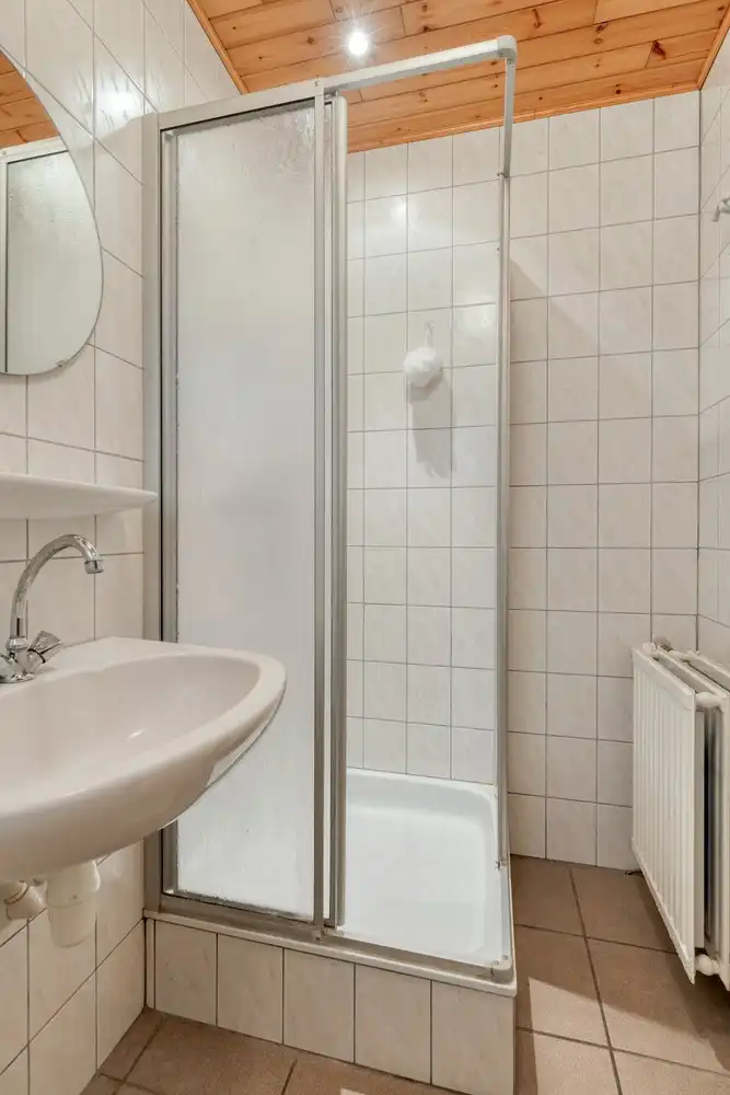 Halfopen bouwgrond met goed ingerichte dubbele garage foto 10