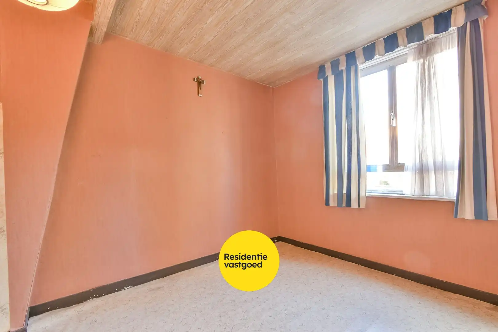 Te renoveren woning in hartje Torhout! foto 15