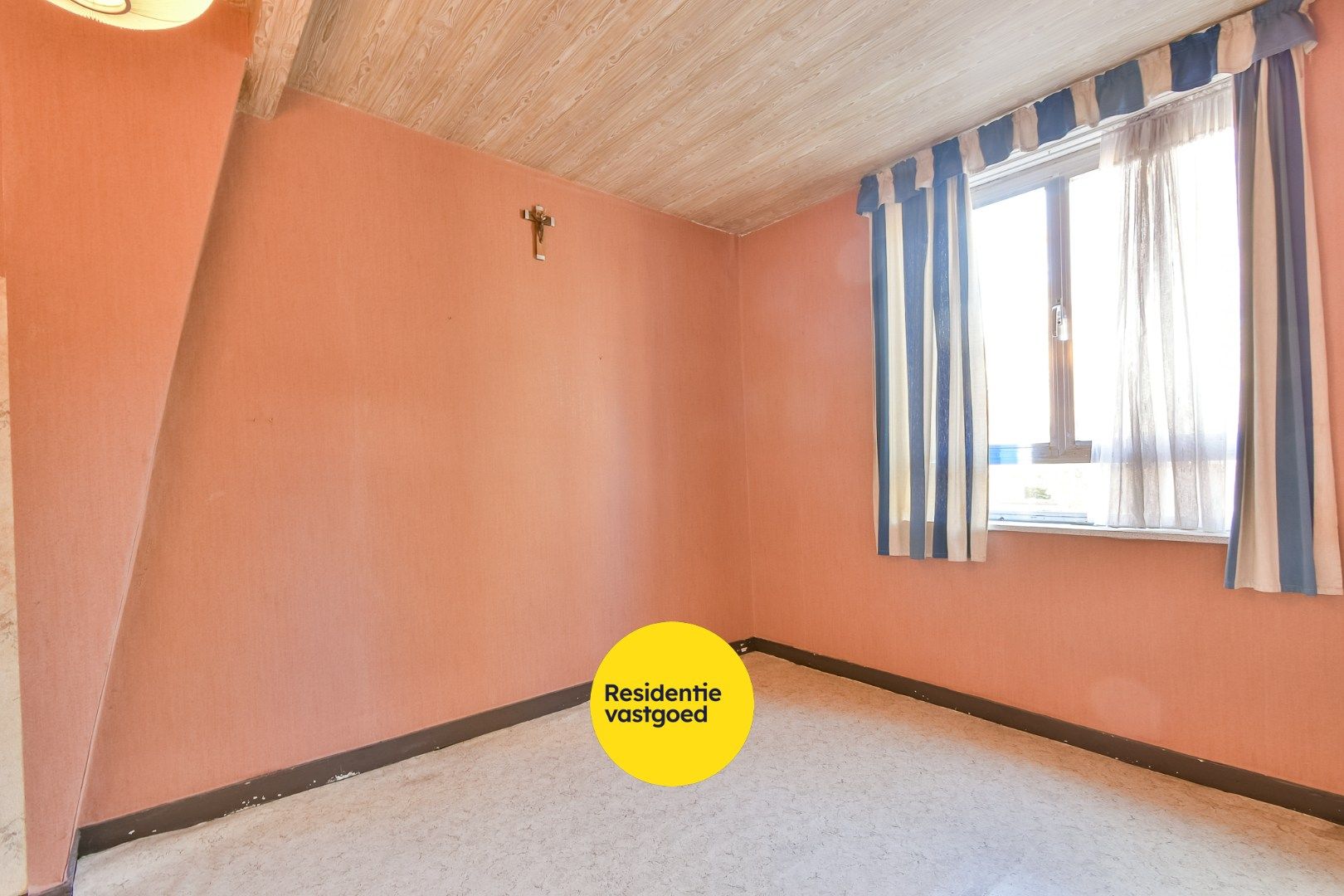 Te renoveren woning in hartje Torhout! foto 10