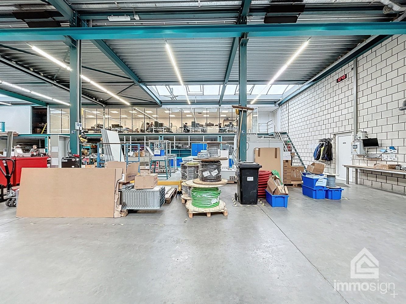 Handelspand met magazijn, kantoorruimte en instapklare woning te Lommel foto 4