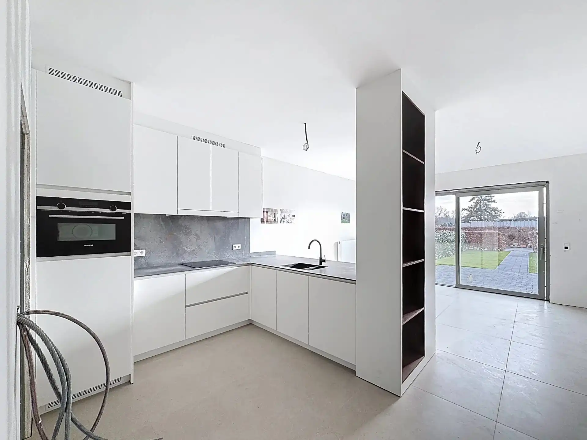 Luxueus en modern afgewerkt gelijkvloers appartement met tuin, 1 slaapkamer en 2 staanplaatsen. foto 5