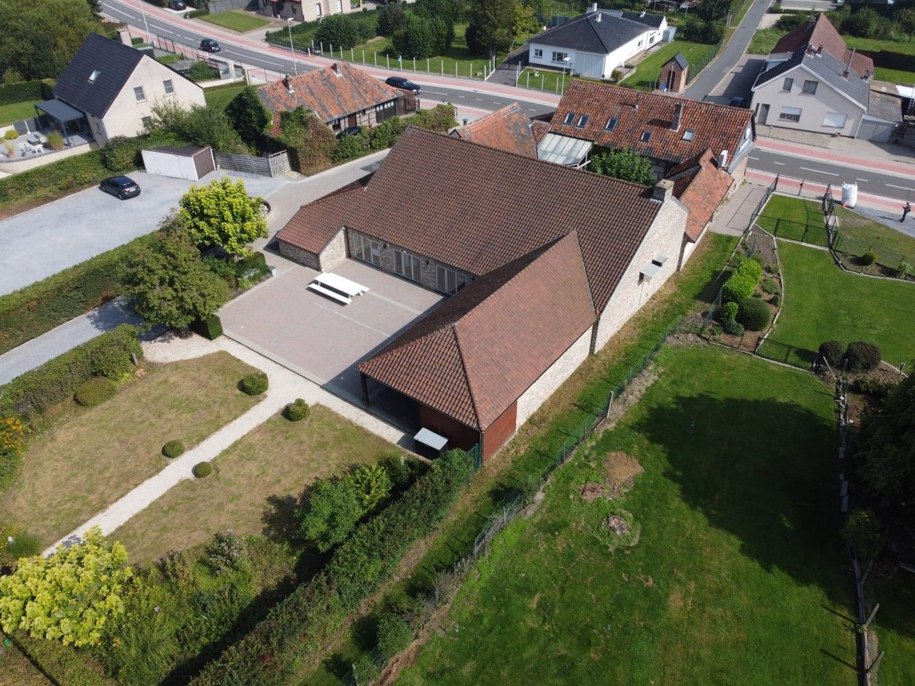 Feestzaal / restaurant, met ruime parking en woning op een domein van maar liefst van 74a. foto 2