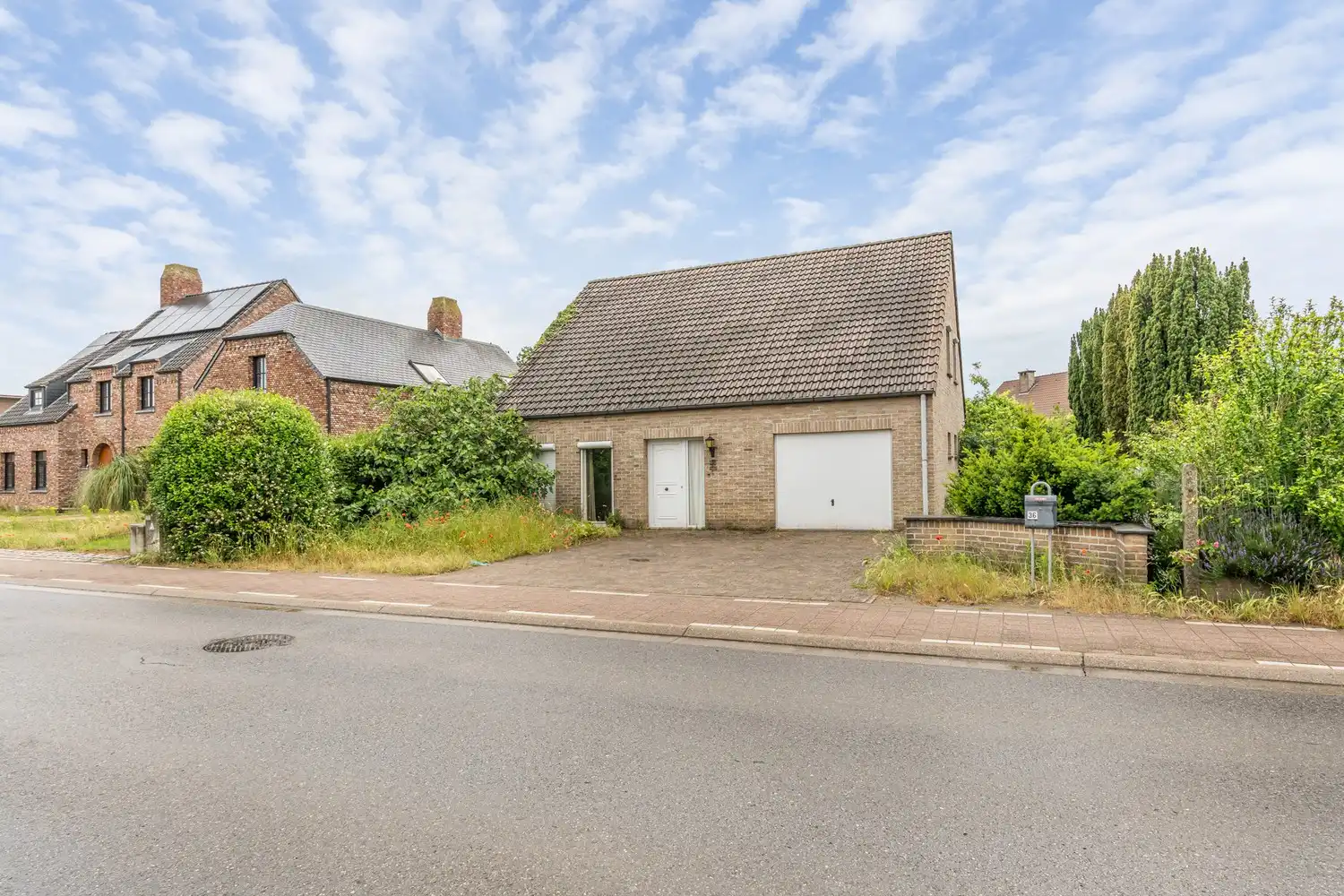 Hoofdfoto van de publicatie: Te renoveren woning met vier slaapkamers, inpandige garage en noordwest georiënteerde tuin op een perceel van 6 are 78 ca te Begijnendijk !