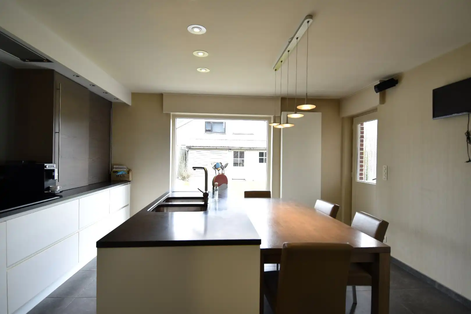 Instapklare halfopen bebouwing met 3 slaapkamers en 2 garages te Bissegem foto 3