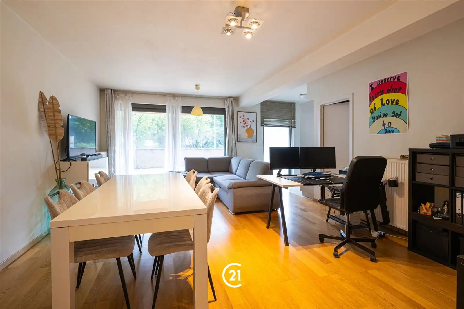 Comfortabel gelijkvloers wonen op een bijzonder praktische ligging! foto 3