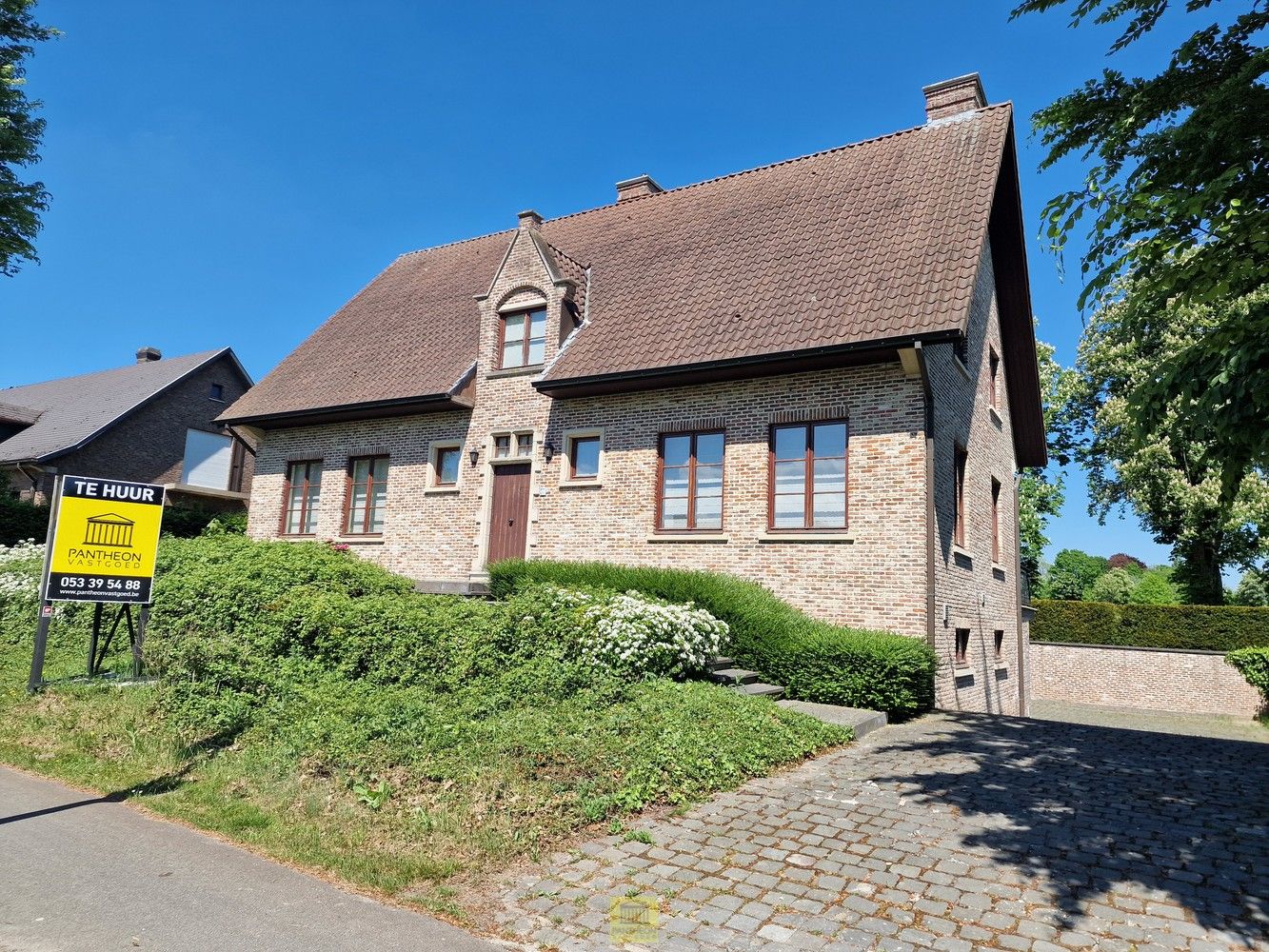 Exclusieve villa te huur in Moorsel (Aalst) – Ruimte, comfort en klasse in een unieke omgeving foto {{pictureIndex}}