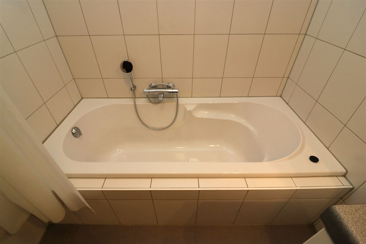 Duplex-appartement met 2 slpk., terras, autostaanplaats in centrum foto 34