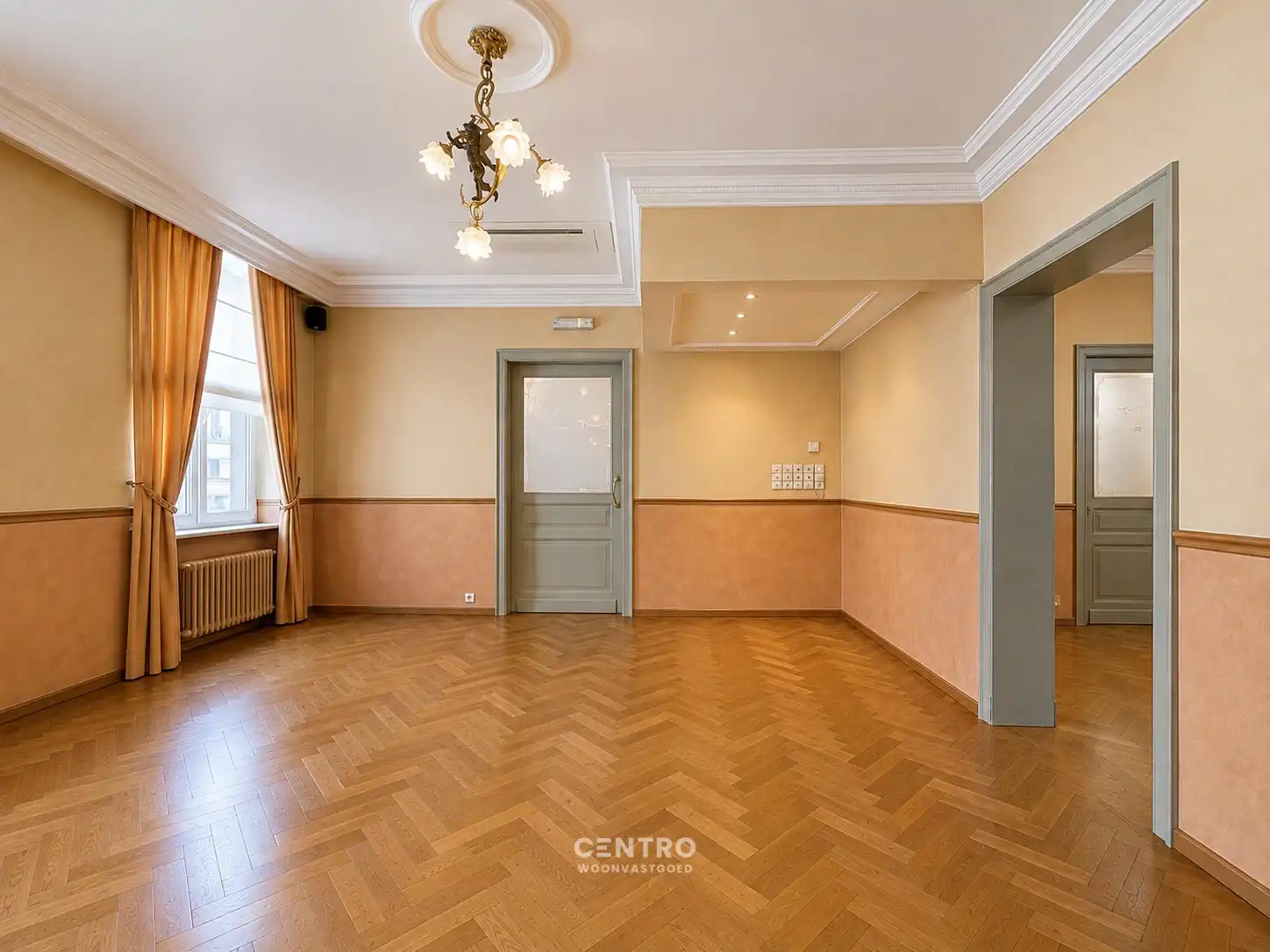 Prachtig herenhuis (5 slpks.) met parkeerterrein en 3 ruime garages op 50m van de Markt van Ingelmunster! Uitbreiding met naastgelegen huis voor bijv. B&B mogelijk. foto 7