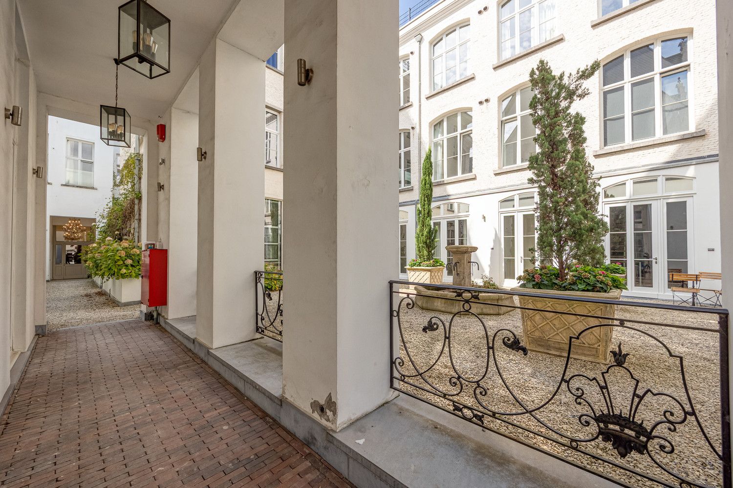 Unieke en energiezuinige stadsvilla (224m²) met fantastisch zonneterras in het hart van historisch Antwerpen – luxe, rust en boordevol karakter! foto {{pictureIndex}}