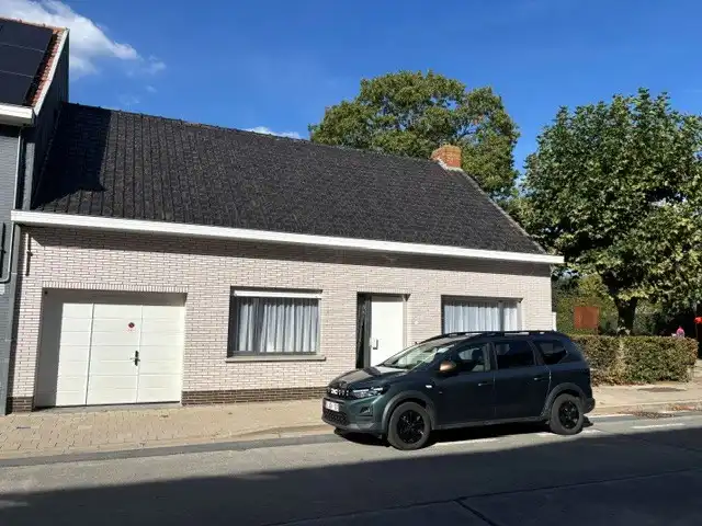 Hoofdfoto van de publicatie: Te moderniseren halfopen woning met 2 slaapkamers (meer mogelijk), grote tuin en garage op een totale grondoppervlakte van 645m².