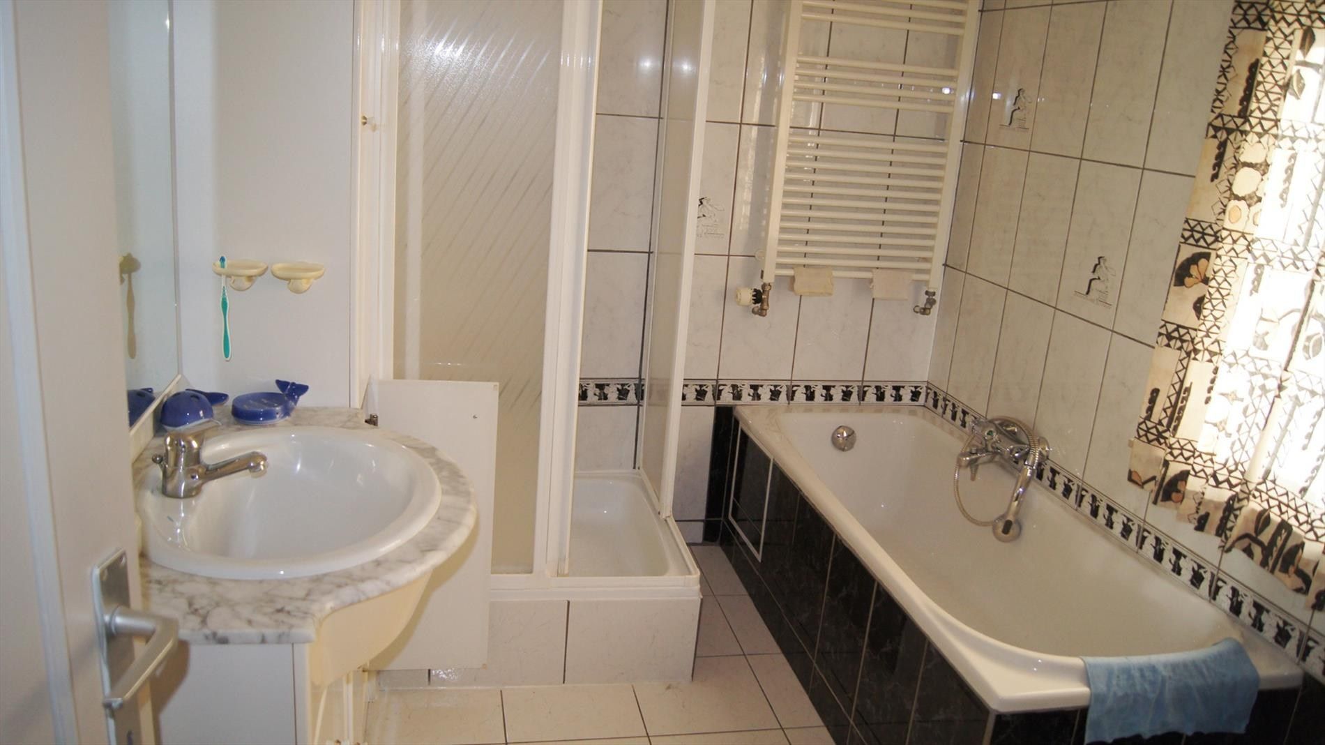 Gezinswoning met 3 slpks, bureau, garage en tuin foto 10