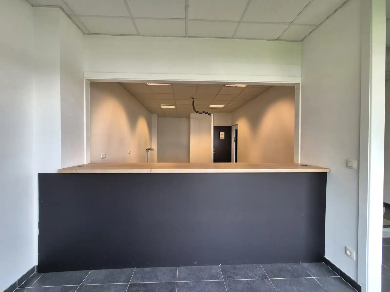 Magazijn 1030m² met  laadkade en 154m² kantoor op topligging foto 7