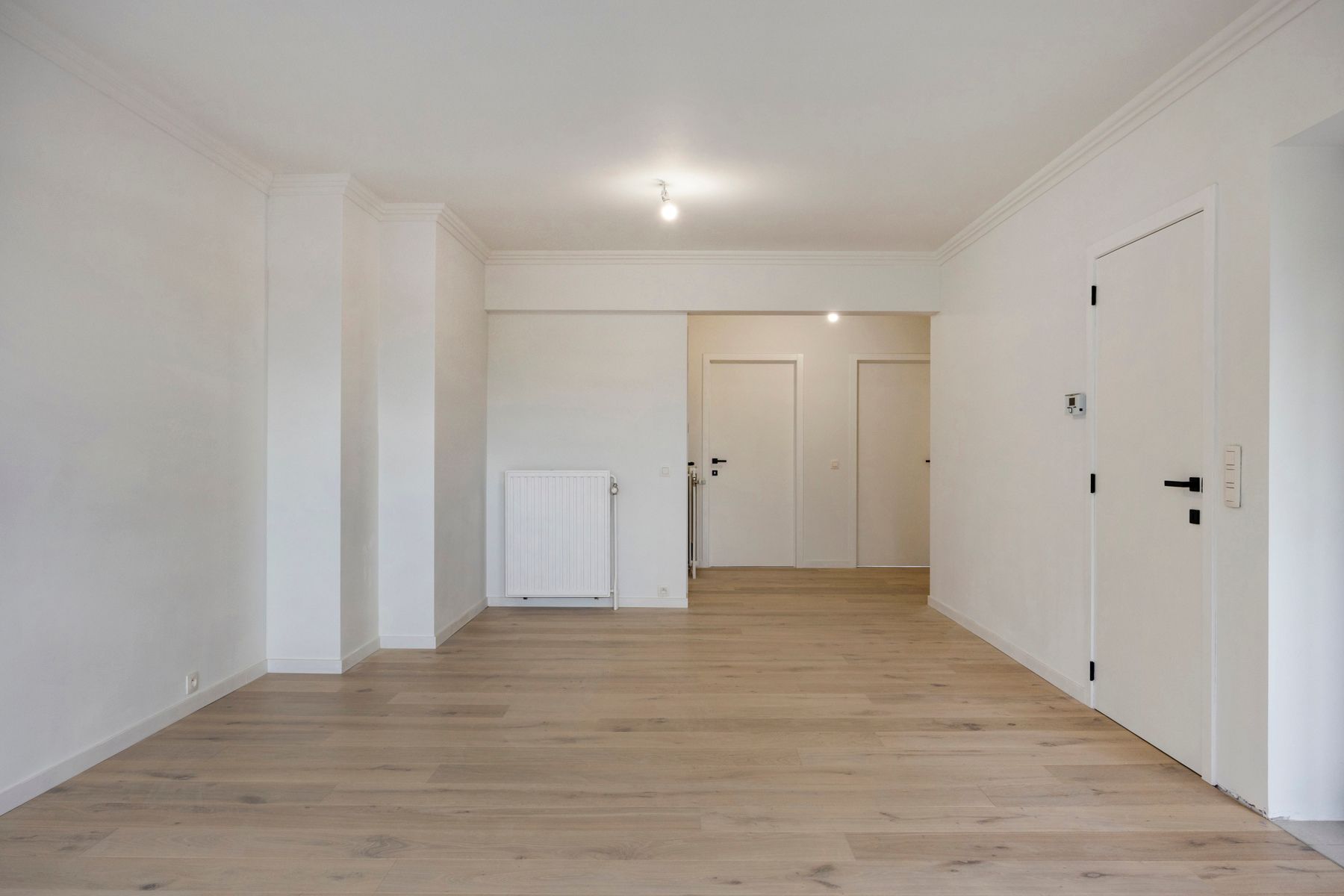 Luxueus gerenoveerd appartement met twee kamers en garage foto 2