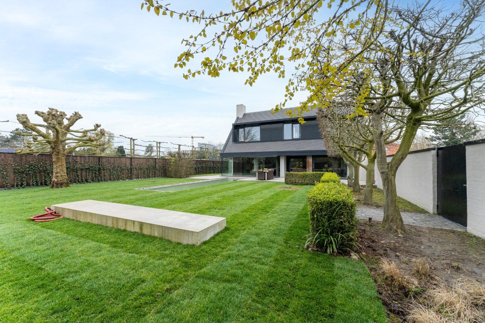 Uitzonderlijk afgewerkte alleenstaande villa  met zwemvijver op een steenworp van Knokke centrum op een zuidgericht perceel van 1.440m². foto 3