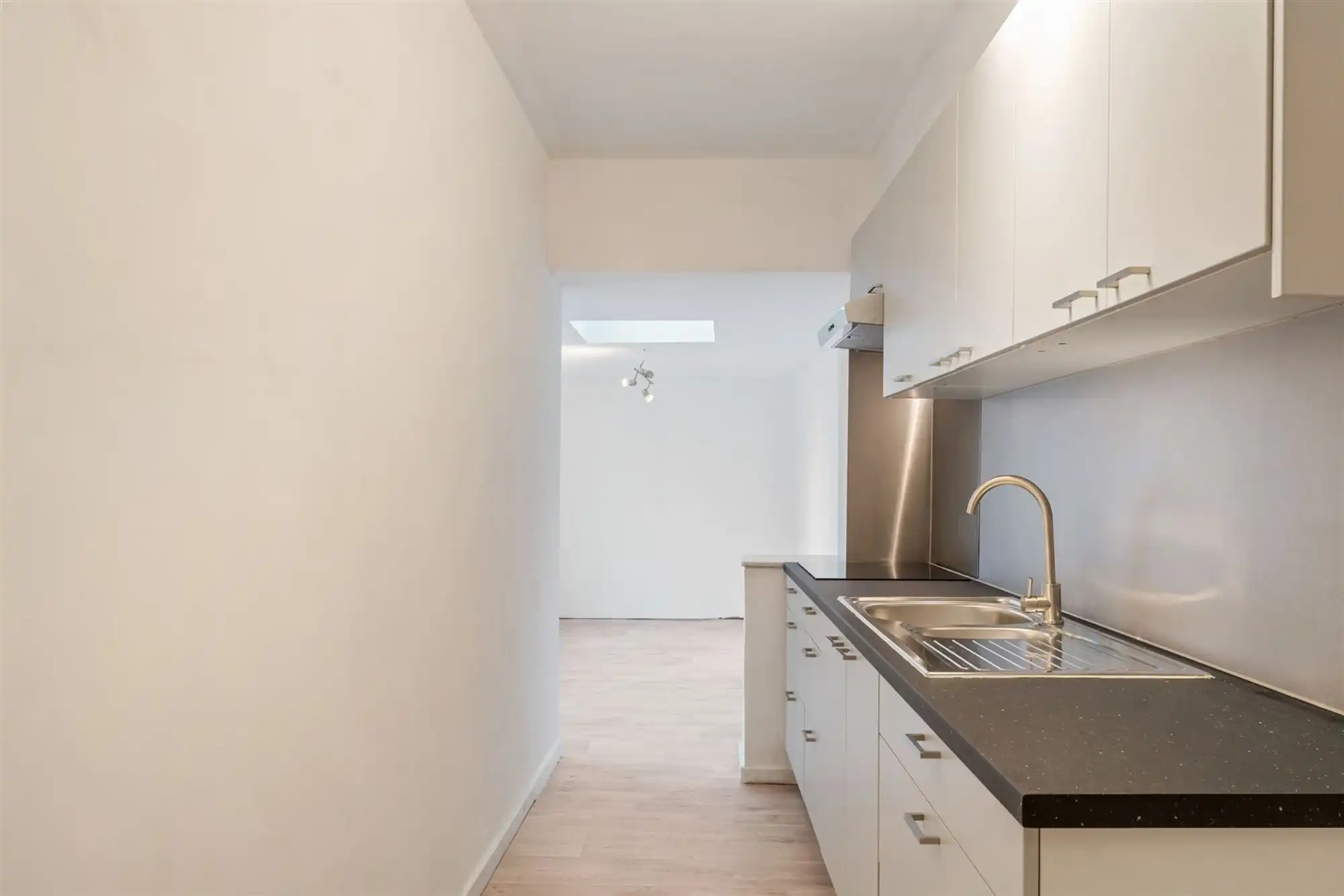 VERNIEUWD APPARTEMENT MET 2 SLAAPKAMERS PAL IN HET CENTRUM VAN BERINGEN foto 8