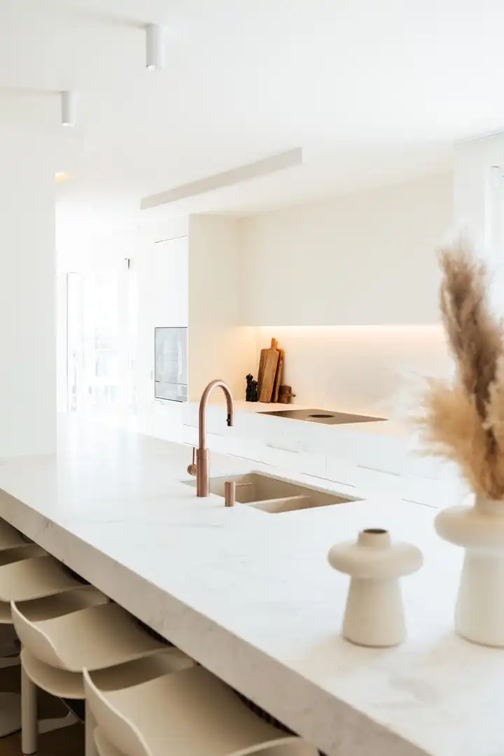 Sublieme zonnige penthouse met ruime terrassen en zijdelings zeezicht. foto 2