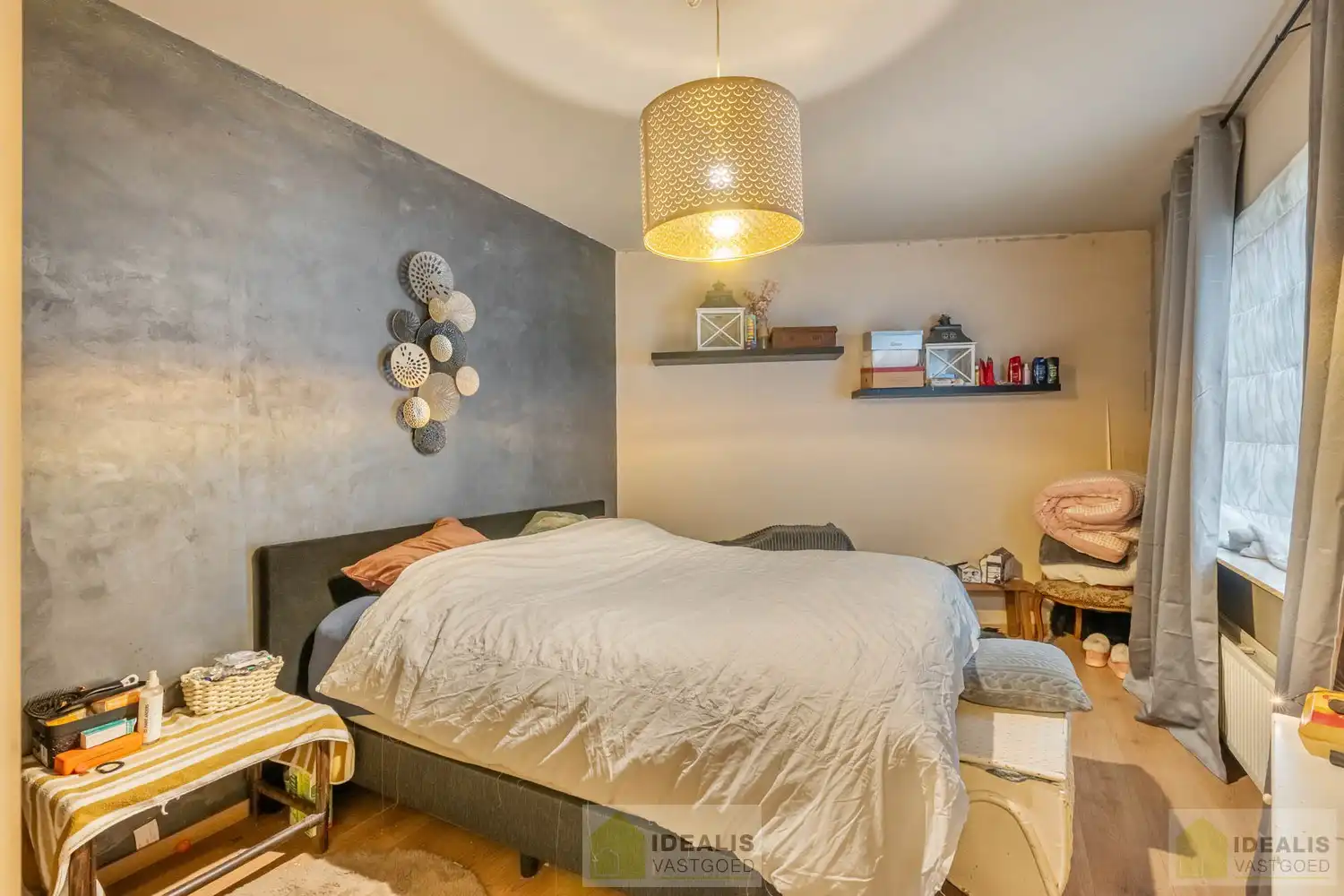 OP TE FRISSEN RUIM DUPLEX APPARTEMENT PAL IN  HET CENTRUM VAN HAMONT! Dit uiterst ruime appartement omvat maar liefst ca.142m² bewoonbare oppervlakte en is voorzien van een ruime woonkamer met aansluitend keuken, 3 aangename slaapkamers, volledig vernieuwde badkamer en terras!! Zeer geschikt voor kandidaten op zoek naar een zeer ruim appartement pal in het stadscentrum van Hamont (Hamont-Achel)! foto 10