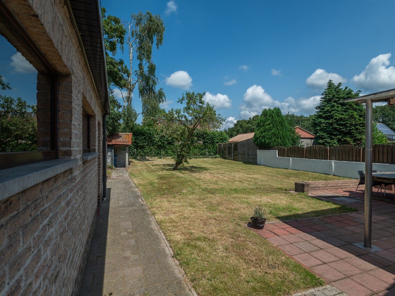 Vrijstaande starterswoning met 2 slpk., garage en prachtige tuin foto 25