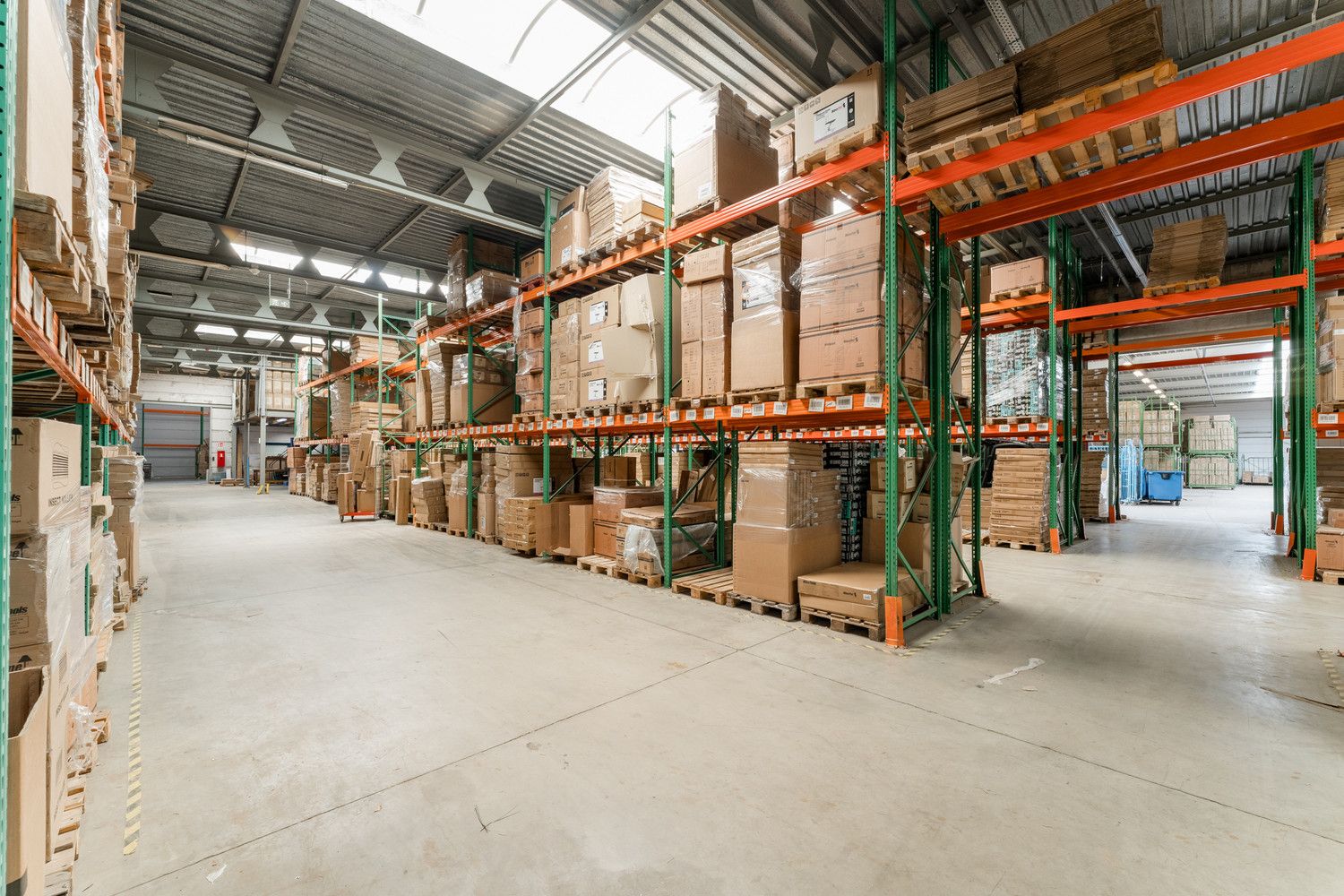 RUIM MULTIFUNTIONEEL BEDRIJFSPAND MET KANTORENCOMPLEX foto 26