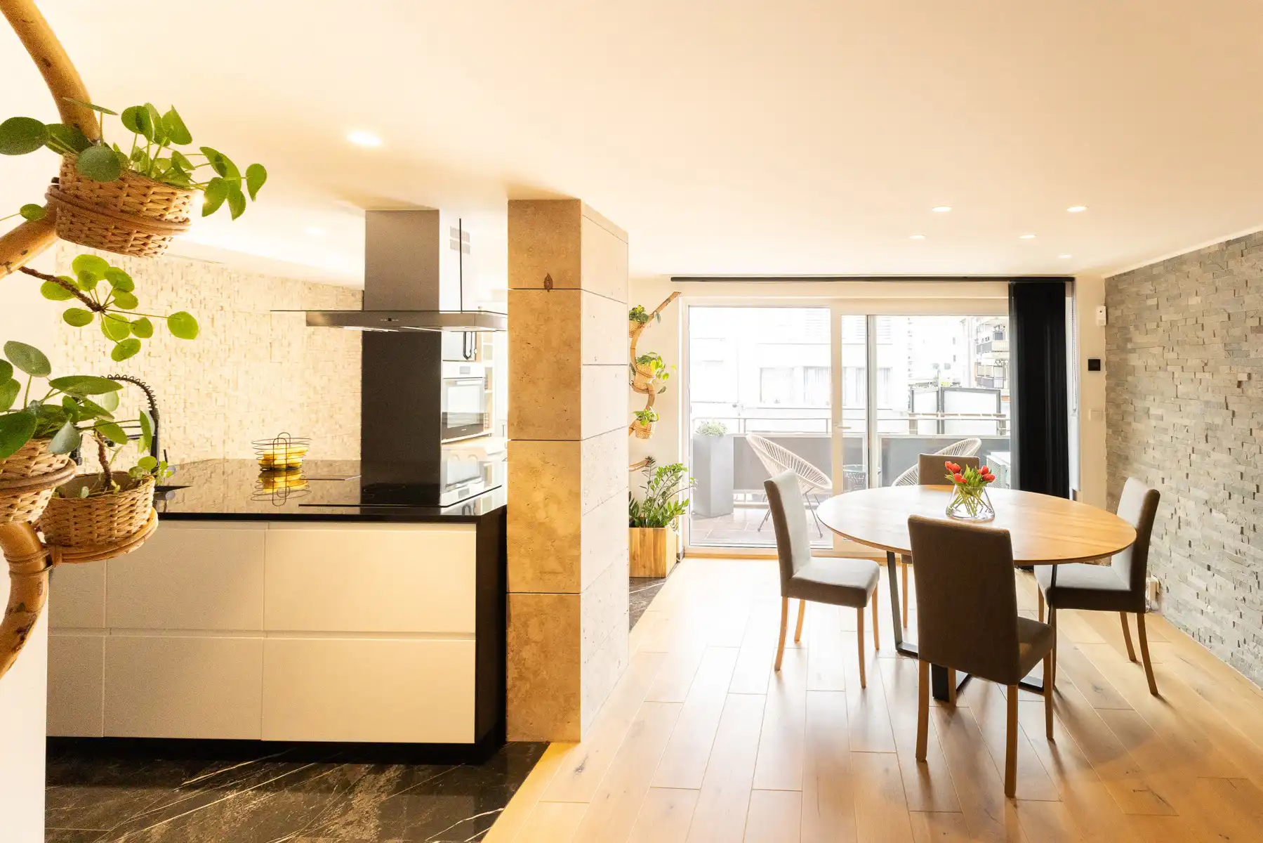 Lichtrijk en modern appartement met 2 terrassen en airco foto 5