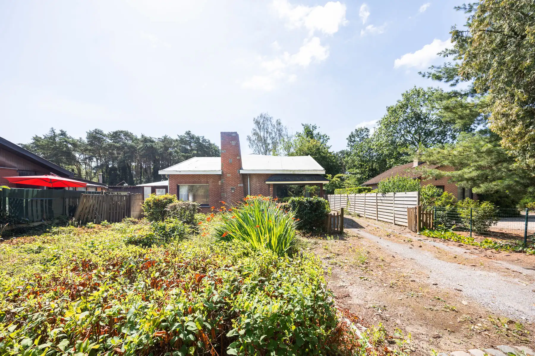 Hoofdfoto van de publicatie: Bungalow op toplocatie met grote loods