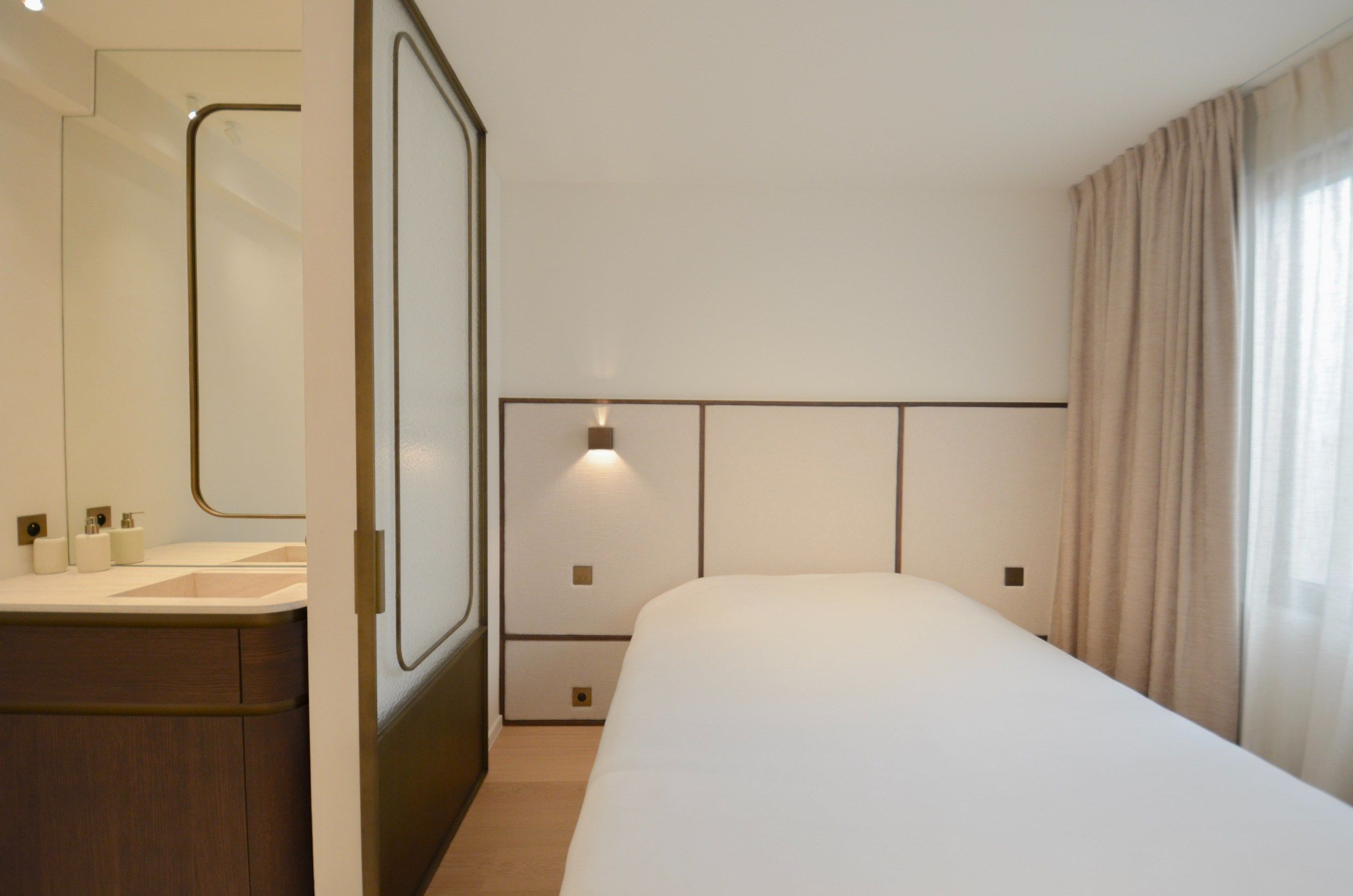 Uitzonderlijk gerenoveerd appartement met frontaal zeezicht in het Zoute. foto 32