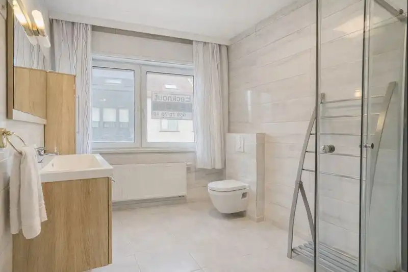 Ruime hoekwoning met 6 slaapkamers en met terras en aangebouwde garage foto 11