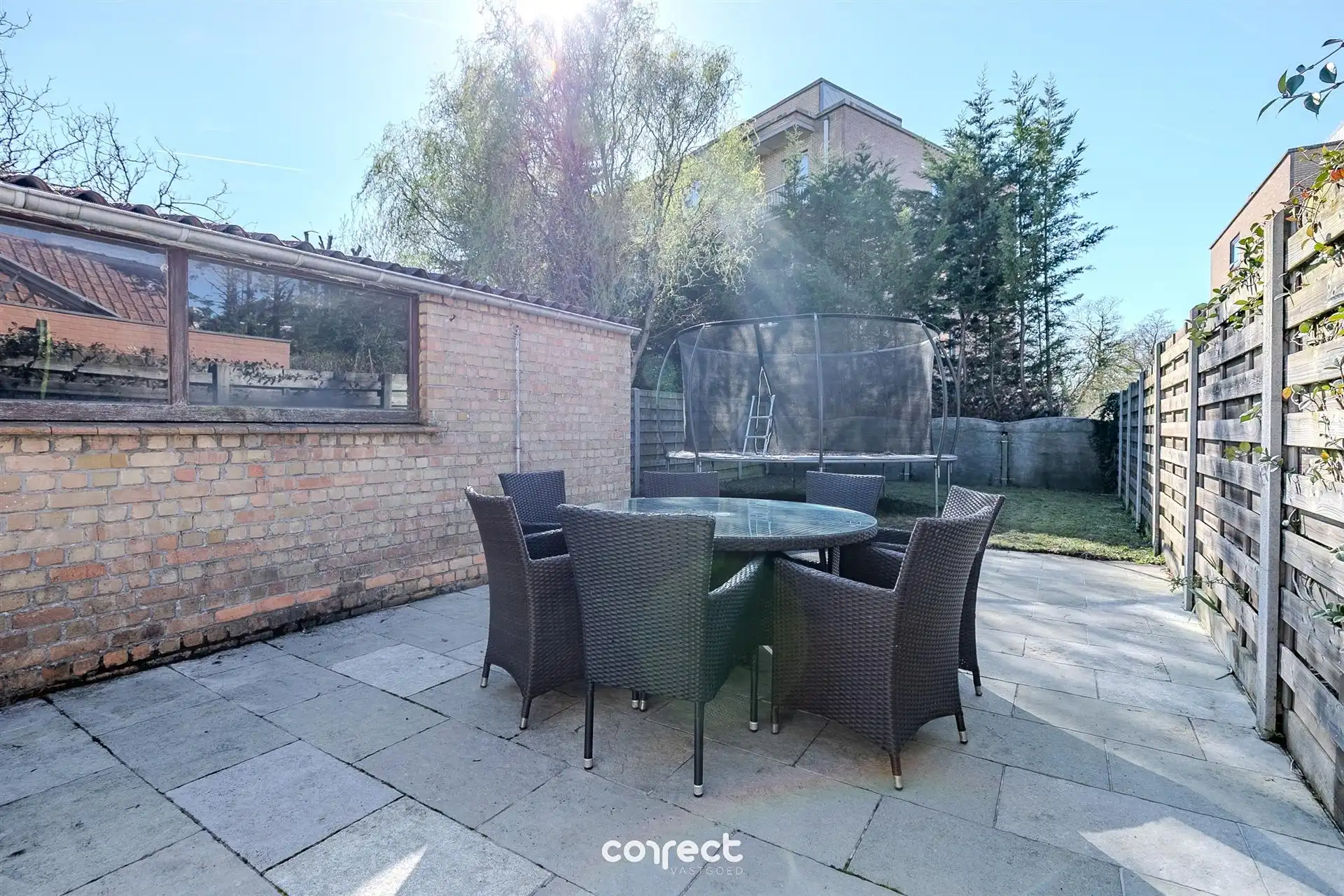 Halfopen bebouwing met oprit, garage, tuin en 3 slaapkamers. foto 14