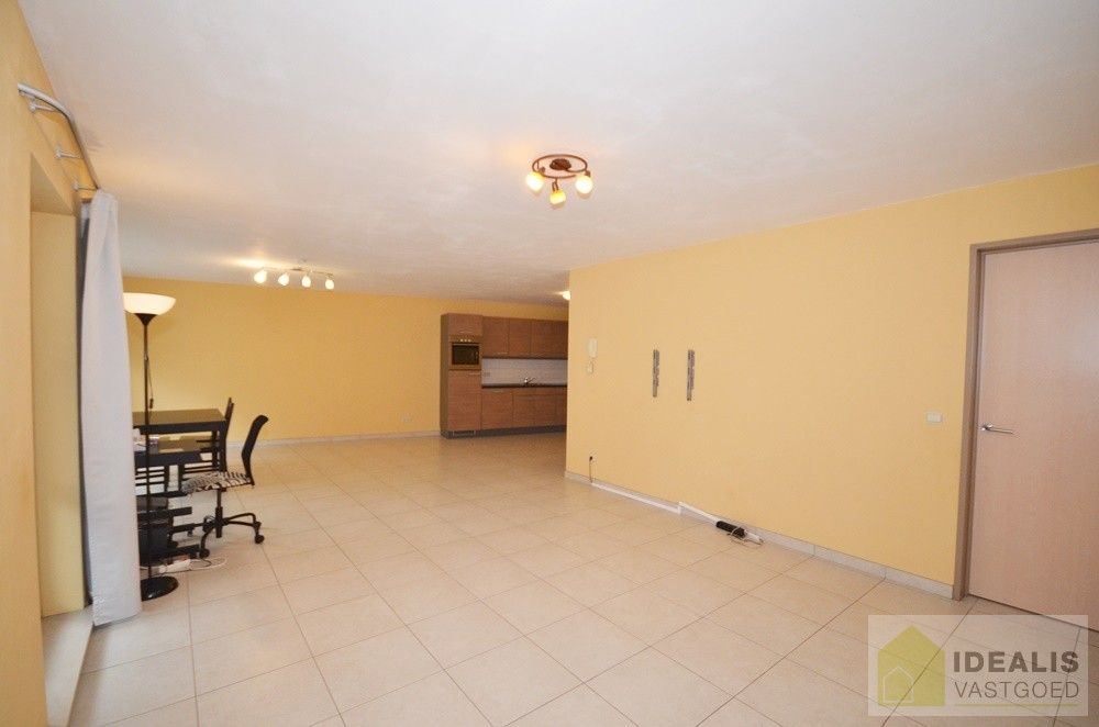 Ruim en aangenaam appartement pal in het centrum van Neerpelt! foto 4